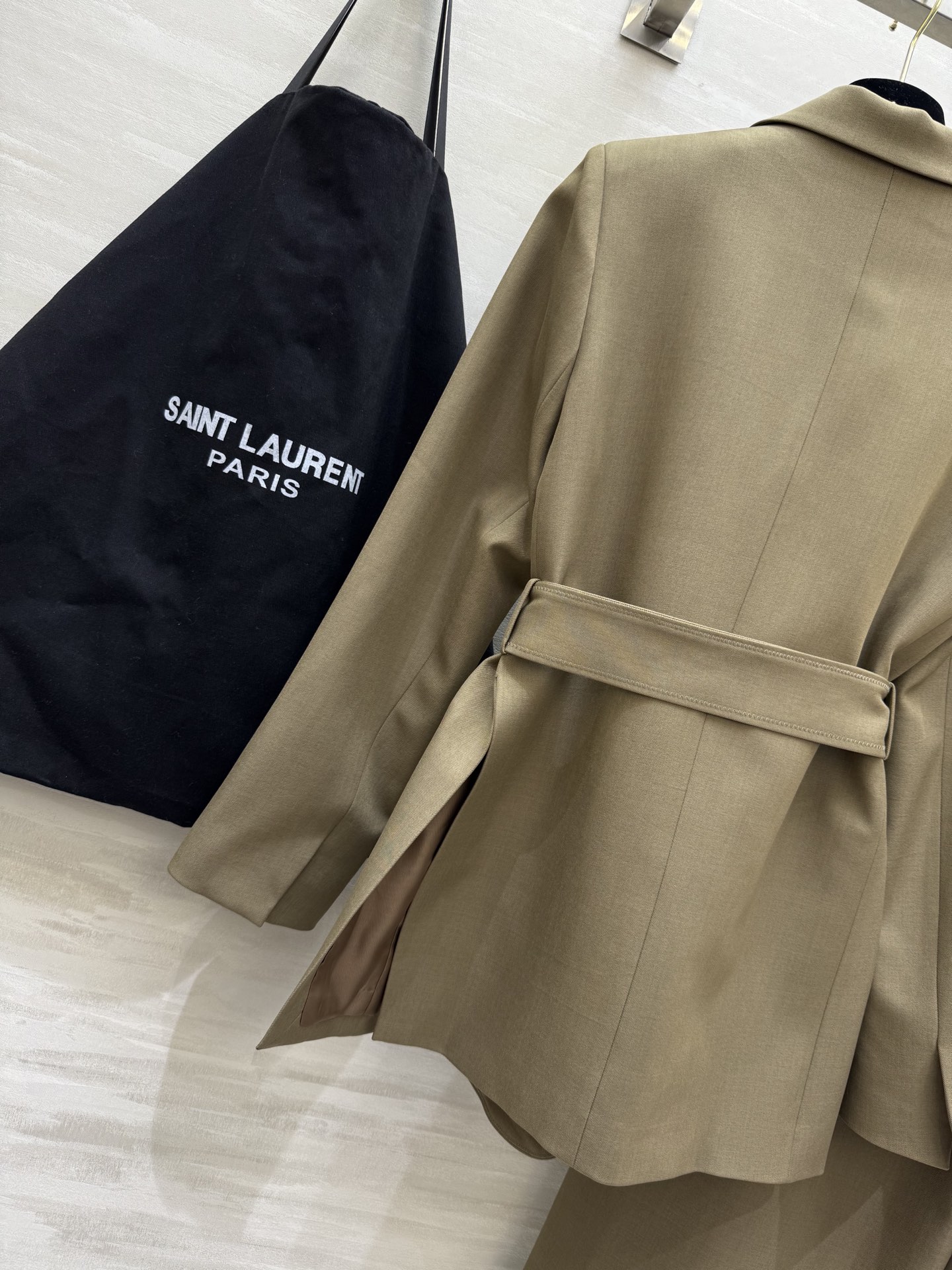 #ysl²⁵秋冬新款 西装套装 炽热的棱角 洒脱的外形 既可以归复自然 也能够披荆斩棘 高品质定制 现货