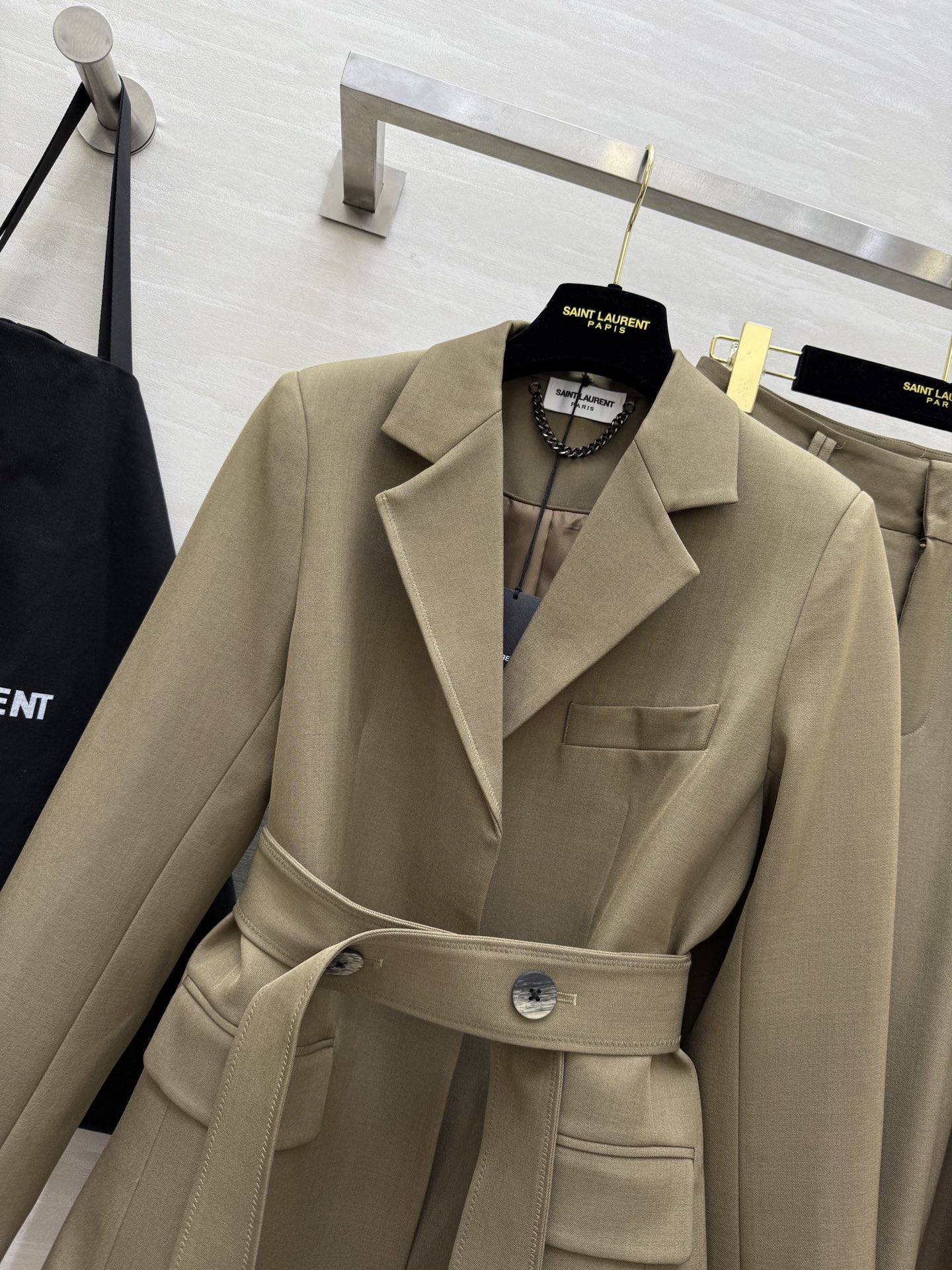 #ysl²⁵秋冬新款 西装套装 炽热的棱角 洒脱的外形 既可以归复自然 也能够披荆斩棘 高品质定制 现货