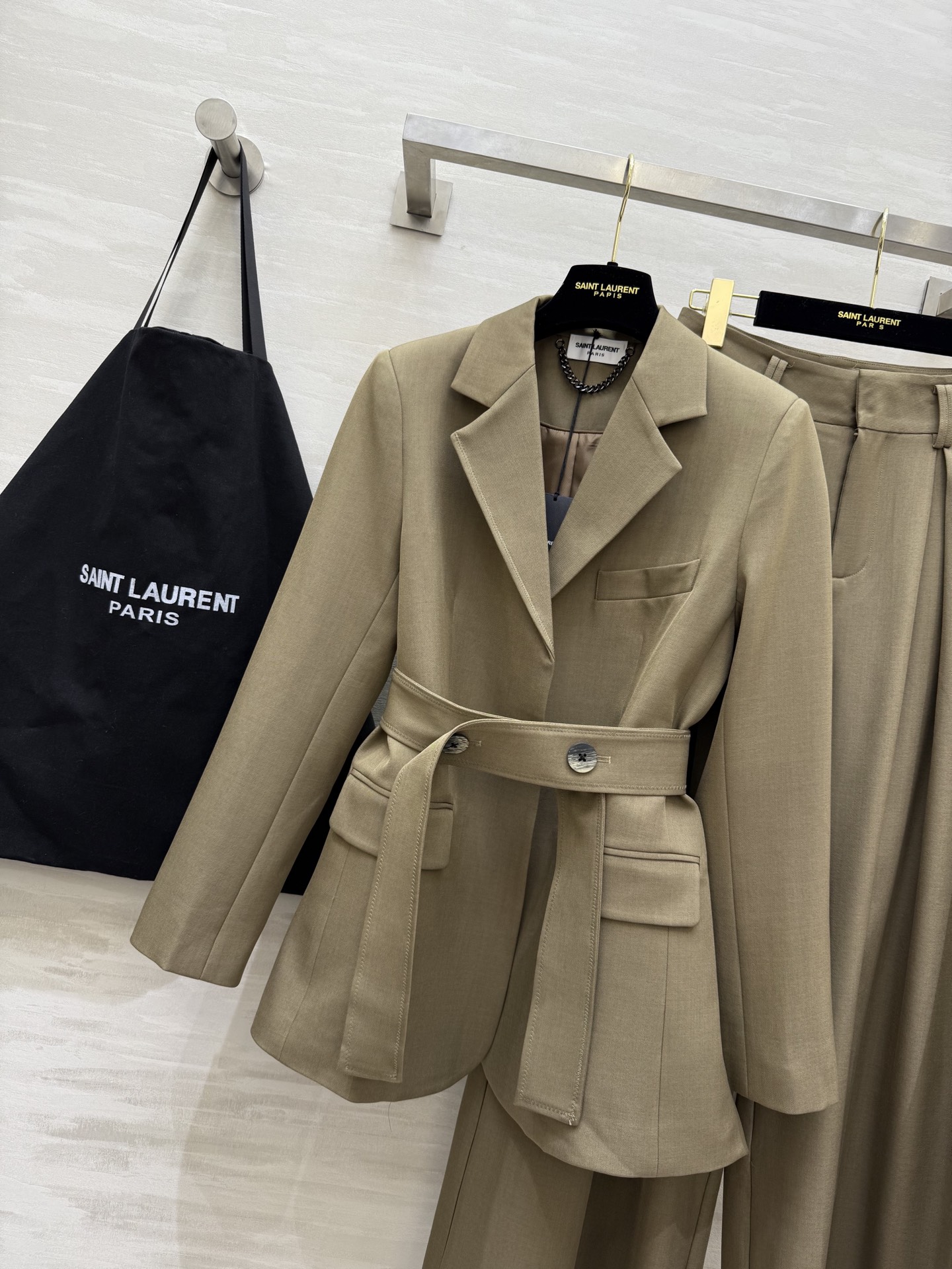 #ysl²⁵秋冬新款 西装套装 炽热的棱角 洒脱的外形 既可以归复自然 也能够披荆斩棘 高品质定制 现货