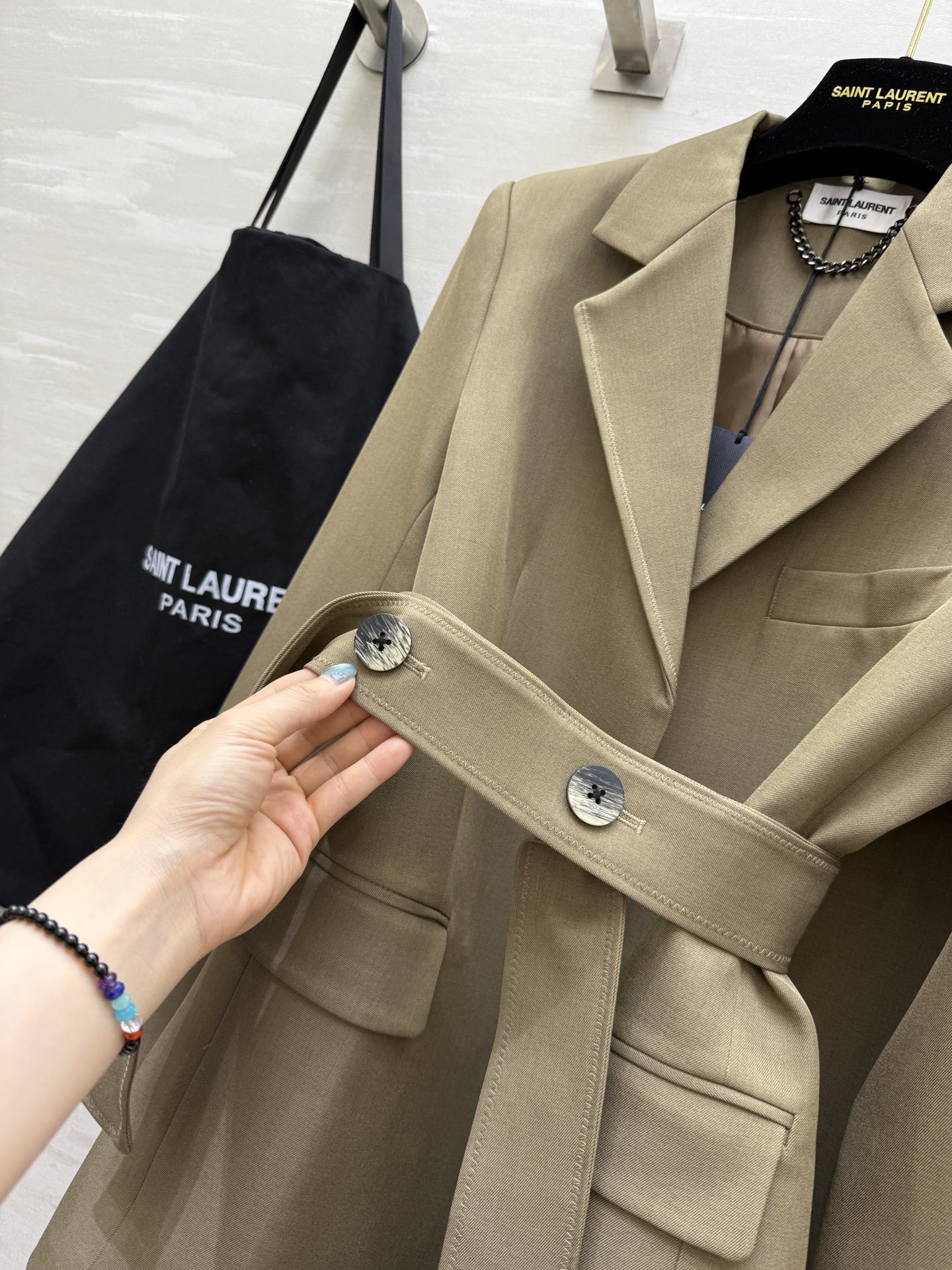 #ysl²⁵秋冬新款 西装套装 炽热的棱角 洒脱的外形 既可以归复自然 也能够披荆斩棘 高品质定制 现货