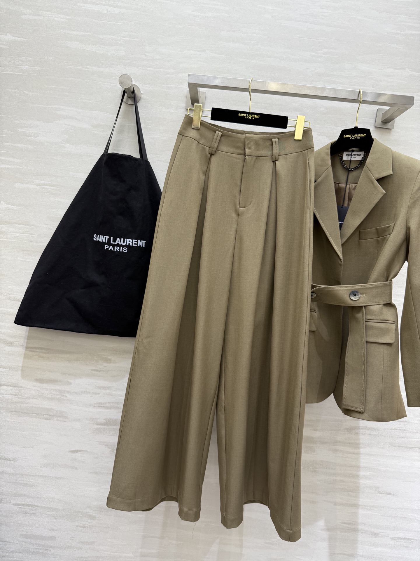 #ysl²⁵秋冬新款 西装套装 炽热的棱角 洒脱的外形 既可以归复自然 也能够披荆斩棘 高品质定制 现货