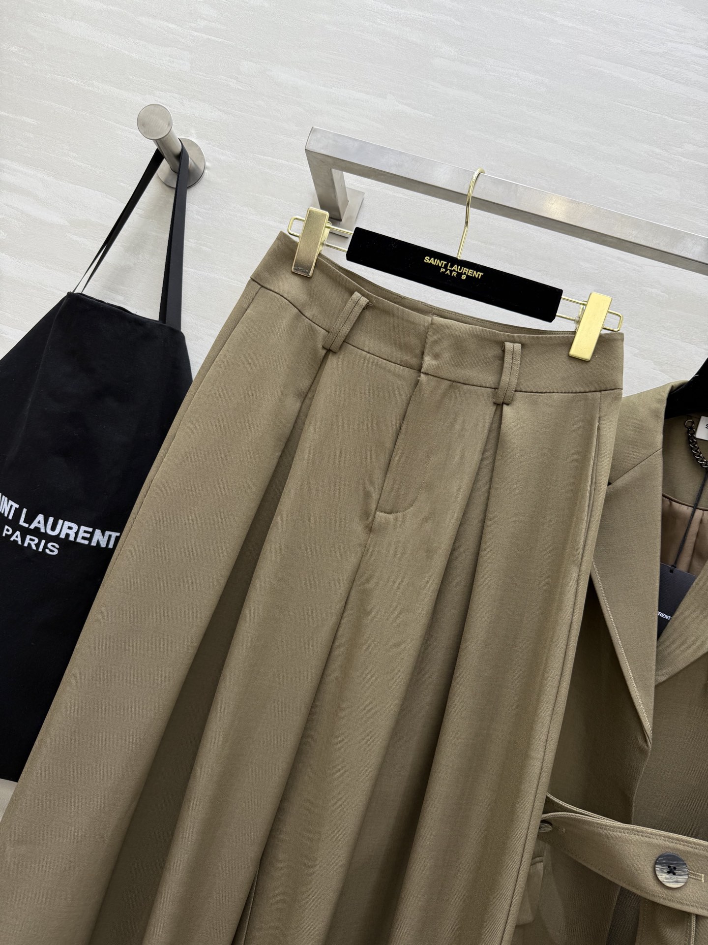 #ysl²⁵秋冬新款 西装套装 炽热的棱角 洒脱的外形 既可以归复自然 也能够披荆斩棘 高品质定制 现货