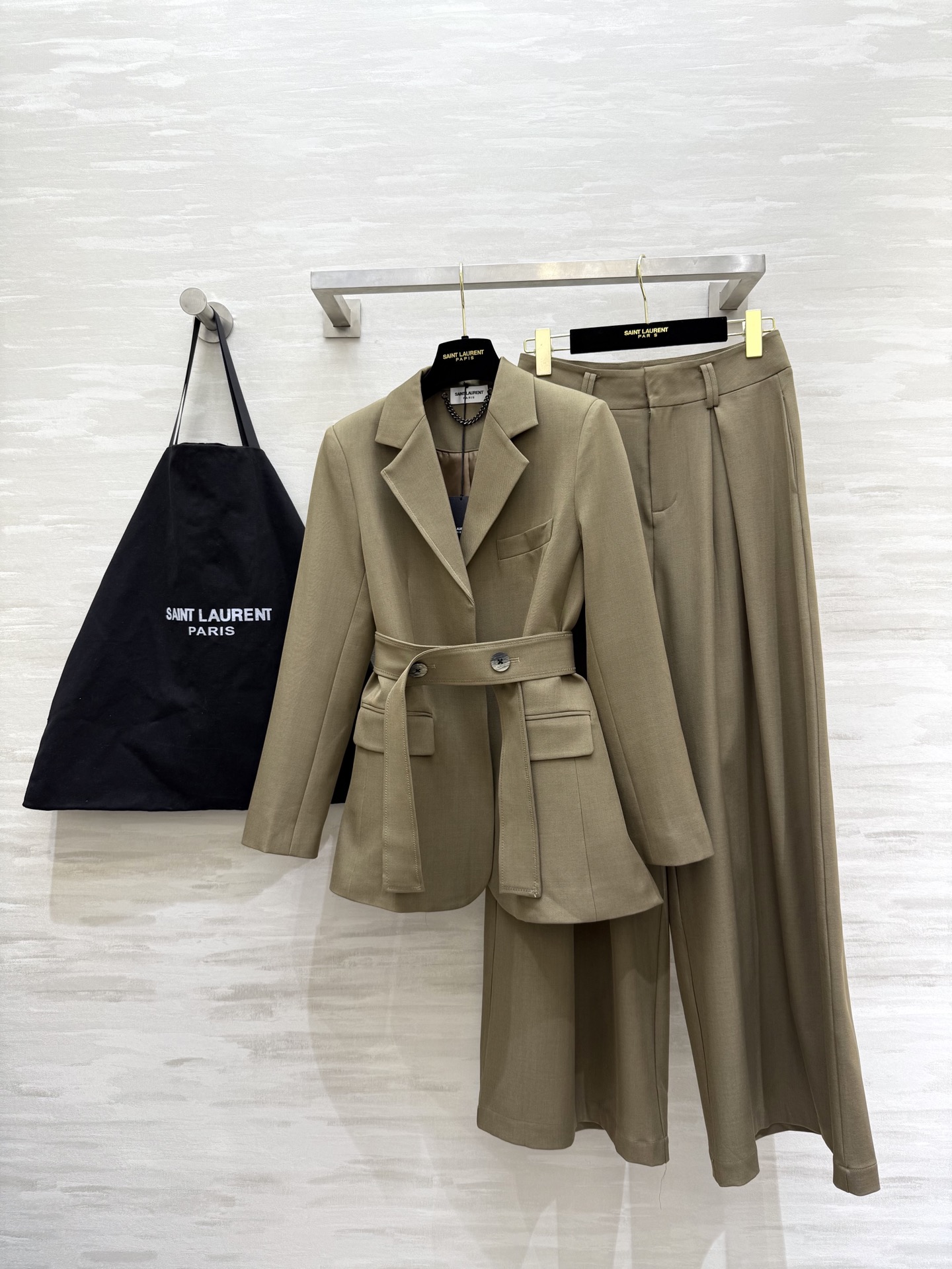 NO:534453,#ysl autumn and winter new style suit sets hot edges and corners Free and easy appearance can be restored to nature and overcome difficulties High-quality customization Spot first-time sizeS/M/L/XL (size size 36 shoulder width, bust 96, 73 length of clothes, 68 waist 68, 104 pants), saint laurent, business suit, alexander wang19860909#ysl秋冬新款 西装套装 炽热的棱角 洒脱的外形 既可以归复自然 也能够披荆斩棘 高品质定制 现货首发sizeS/M/L/XL（s码肩宽36,胸围96,衣长73,裤子腰围68,裤长104）,,saint laurent,business suit,alexander wang,Women's clothing