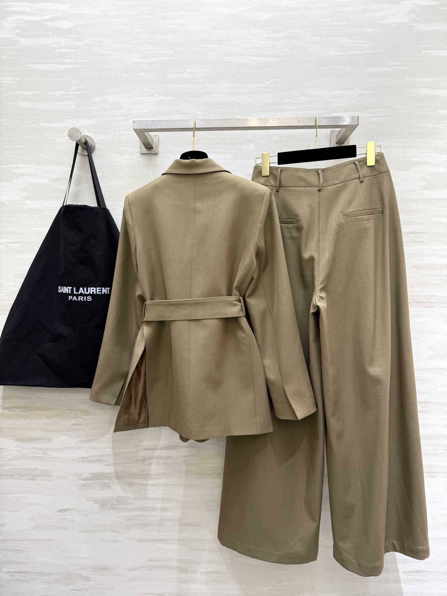 #ysl²⁵秋冬新款 西装套装 炽热的棱角 洒脱的外形 既可以归复自然 也能够披荆斩棘 高品质定制 现货