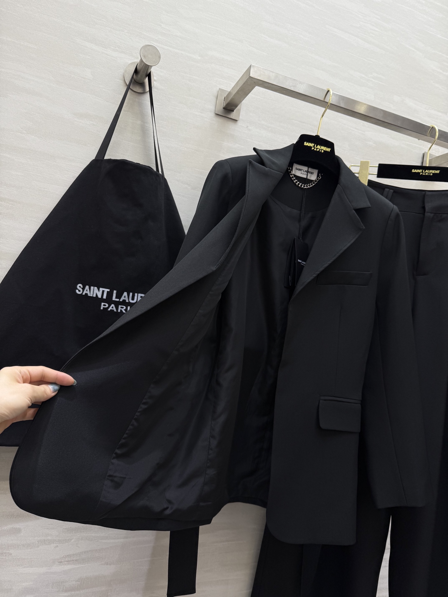 #ysl²⁵秋冬新款 西装套装 炽热的棱角 洒脱的外形 既可以归复自然 也能够披荆斩棘 高品质定制 现货