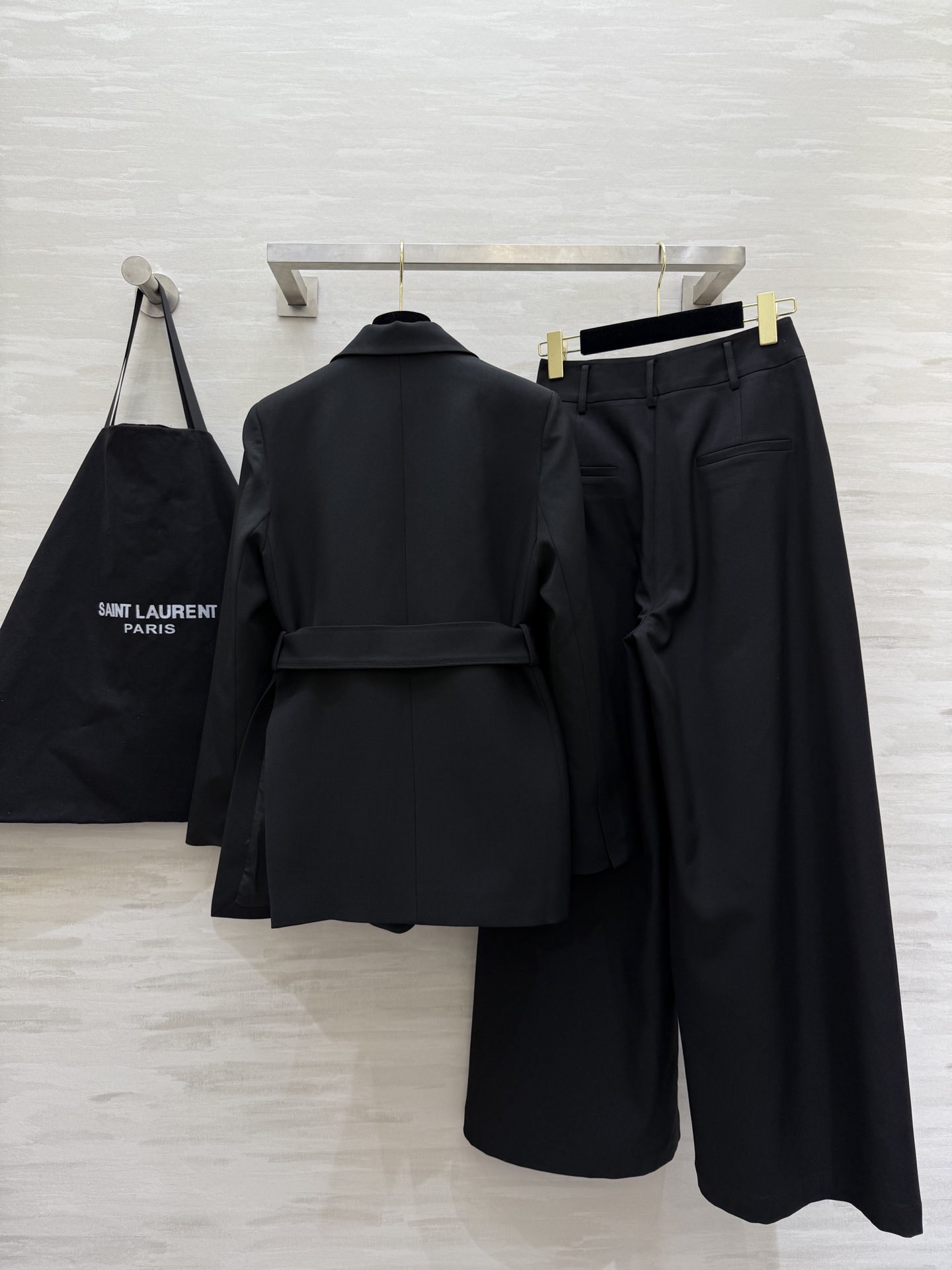 #ysl²⁵秋冬新款 西装套装 炽热的棱角 洒脱的外形 既可以归复自然 也能够披荆斩棘 高品质定制 现货