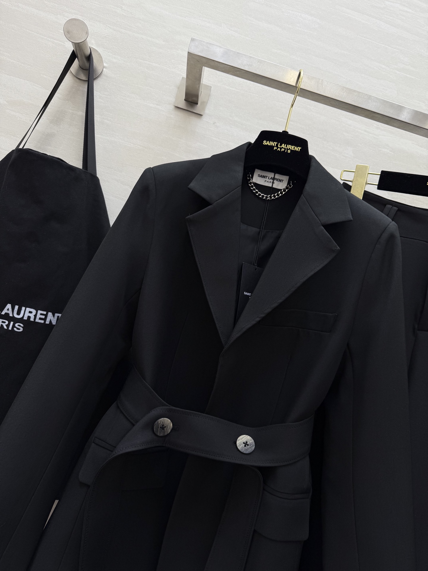 #ysl²⁵秋冬新款 西装套装 炽热的棱角 洒脱的外形 既可以归复自然 也能够披荆斩棘 高品质定制 现货