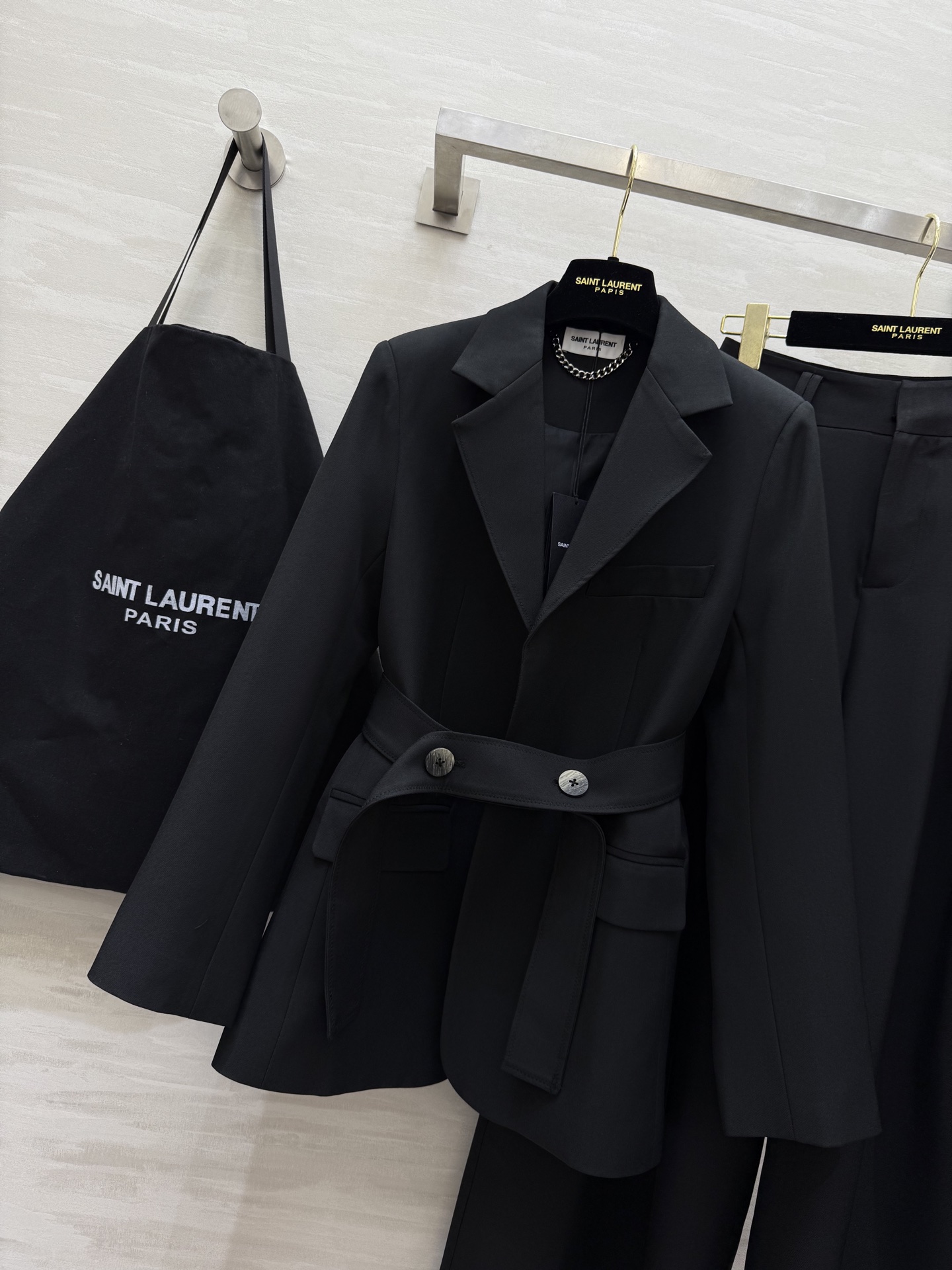 #ysl²⁵秋冬新款 西装套装 炽热的棱角 洒脱的外形 既可以归复自然 也能够披荆斩棘 高品质定制 现货