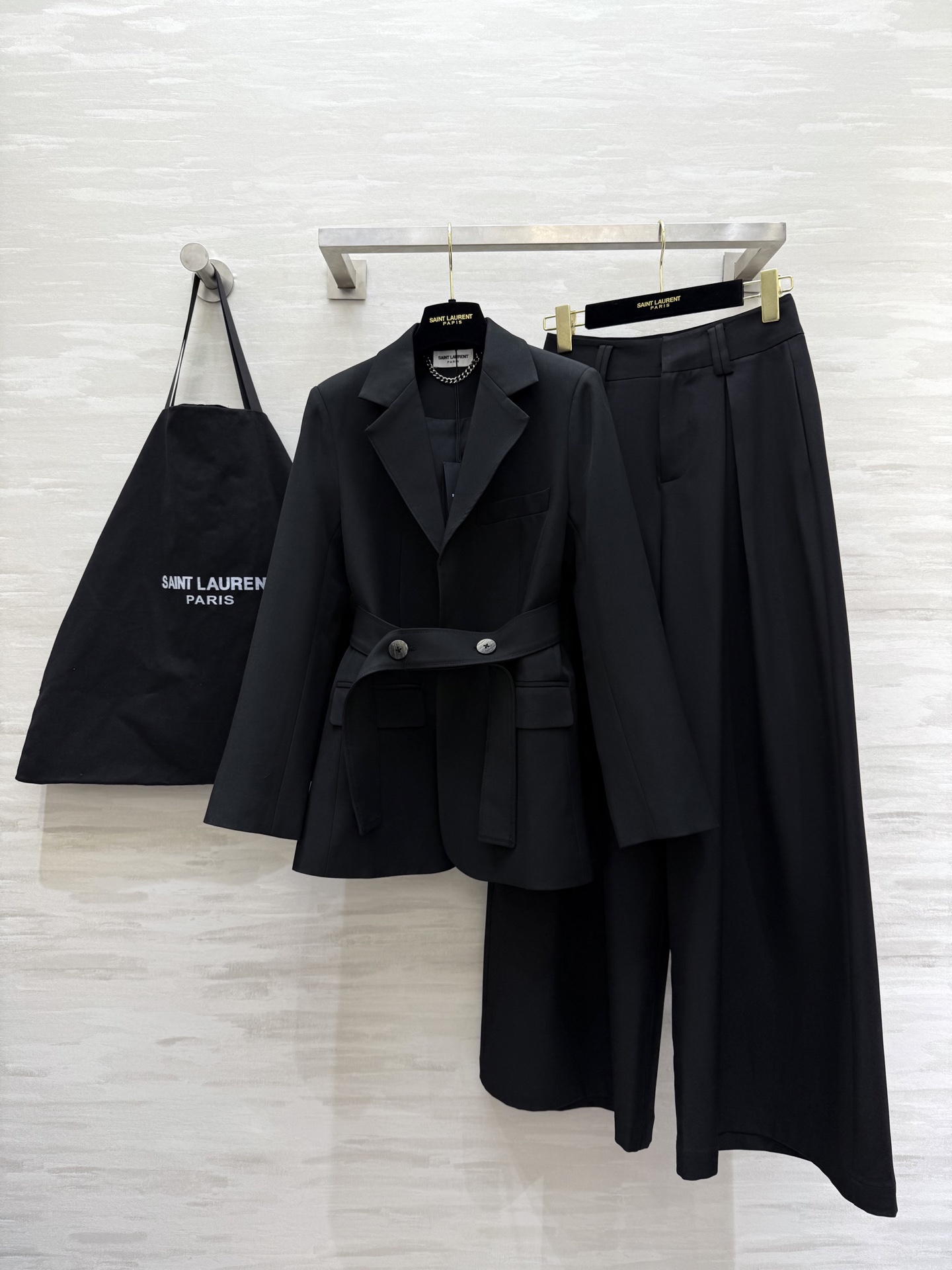 NO:534454,#ysl autumn and winter new style suit sets hot edges and corners Free and easy appearance can be restored to nature and overcome difficulties High-quality customization Spot first-time sizeS/M/L/XL (size size 36 shoulder width, bust 96, 73 clothes length, 68 trousers waist circumference, 104 trousers length), saint laurent, business suit, alexander wang19860909#ysl秋冬新款 西装套装 炽热的棱角 洒脱的外形 既可以归复自然 也能够披荆斩棘 高品质定制 现货首发sizeS/M/L/XL（s码肩宽36,胸围96,衣长73,裤子腰围68,裤长104）,,saint laurent,business suit,alexander wang,Women's clothing