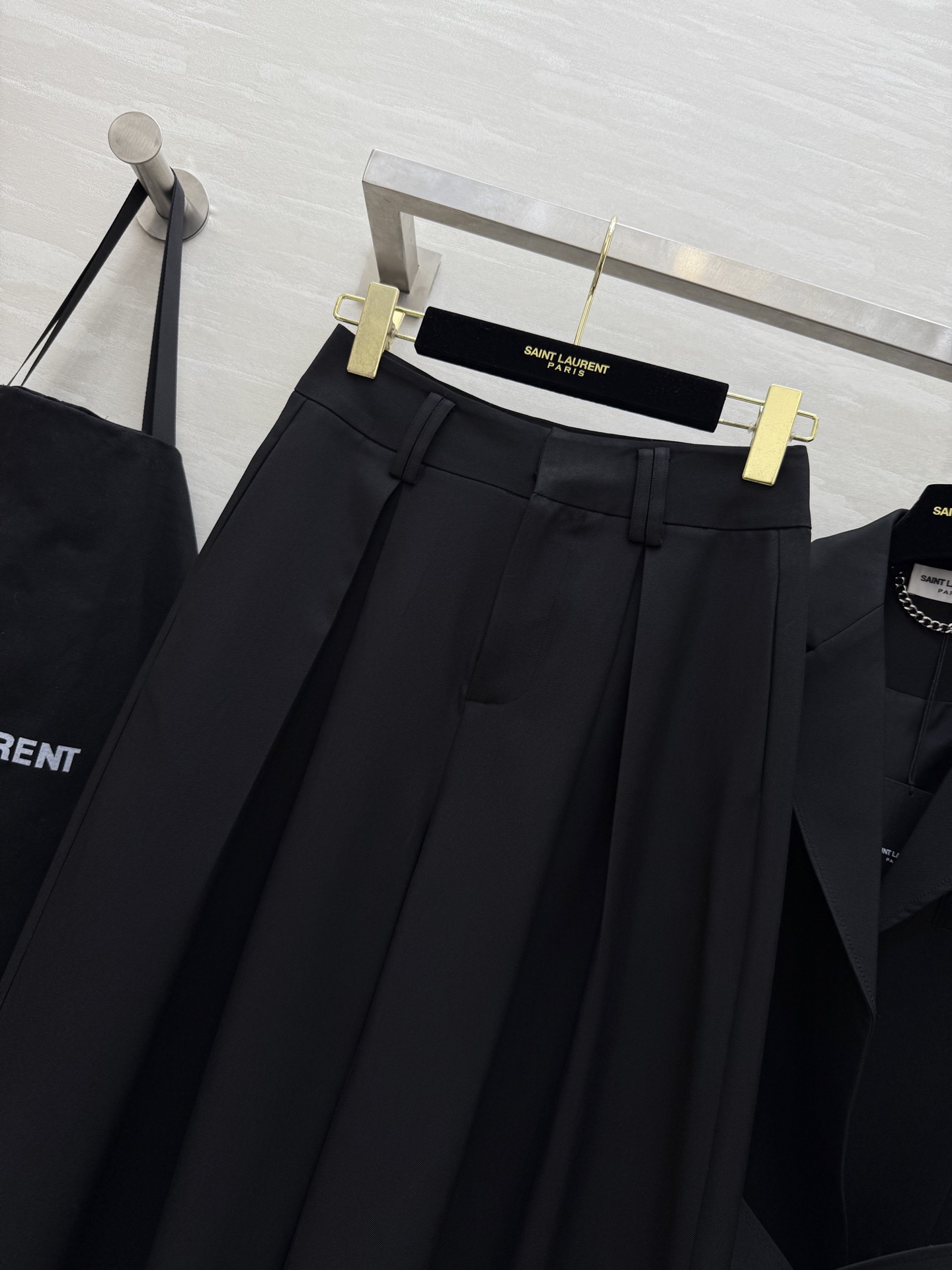 #ysl²⁵秋冬新款 西装套装 炽热的棱角 洒脱的外形 既可以归复自然 也能够披荆斩棘 高品质定制 现货