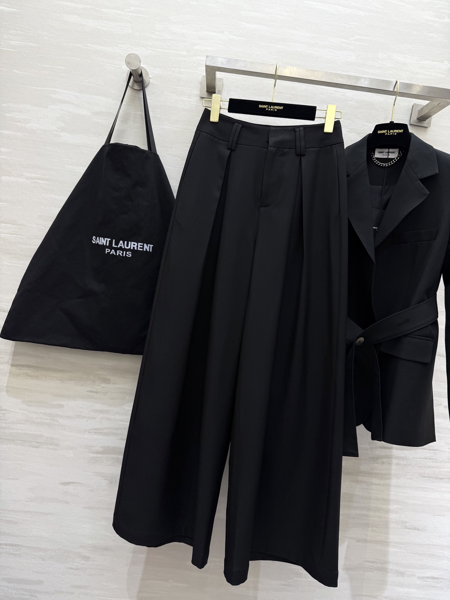 #ysl²⁵秋冬新款 西装套装 炽热的棱角 洒脱的外形 既可以归复自然 也能够披荆斩棘 高品质定制 现货