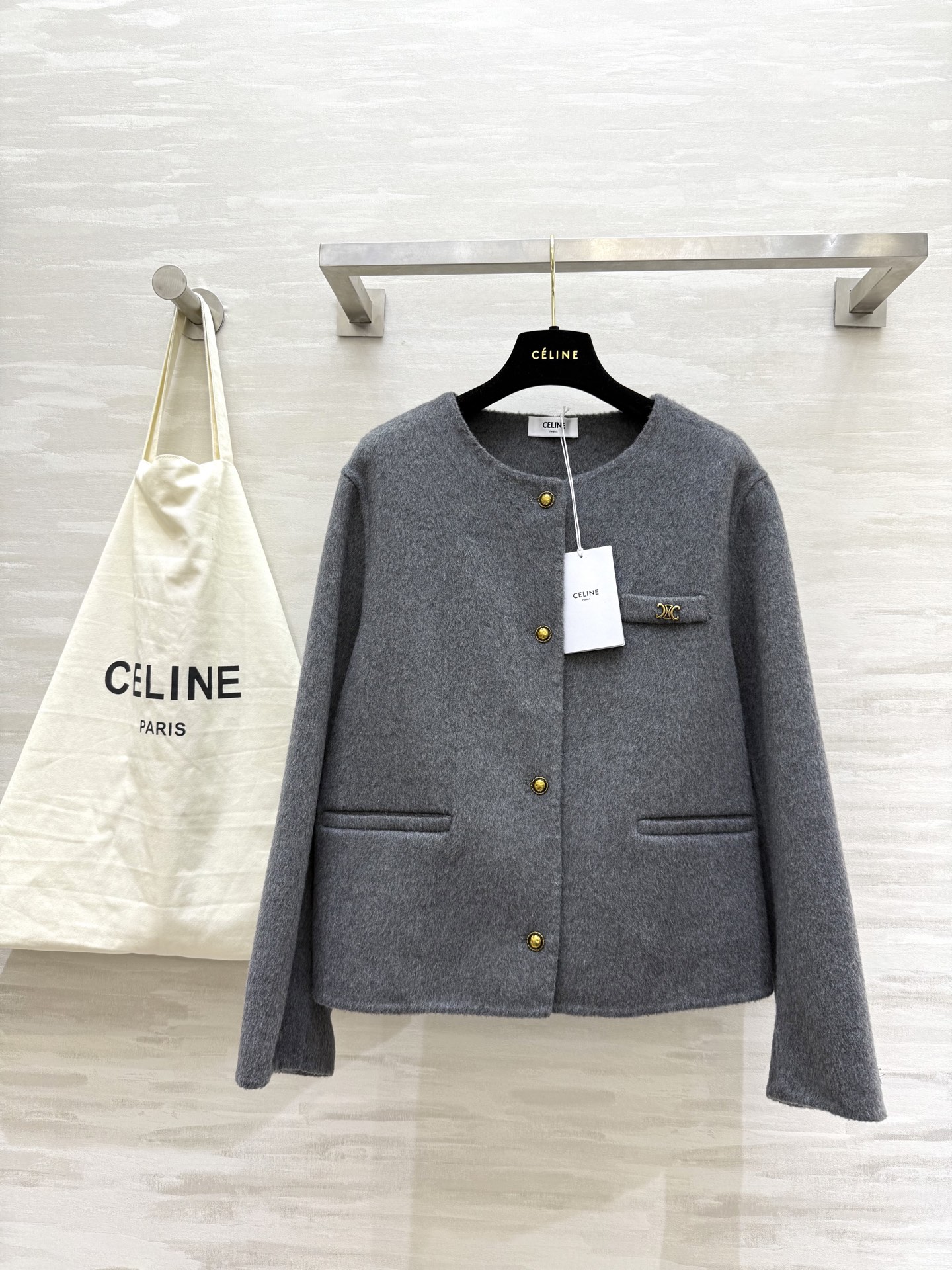 NO:534458,#Celin autumn and winter new Arc de Triomphe gold buckle wool cashmere jacket 90 Australian wool 10 cashmere college style small round neck double pockets loose style upper body casual and fashionable imported fabric texture thick and soft high quality customization spot first-time sizeS/M/L (Size S shoulder width 56, bust 98, sleeve length 58, clothing length 40), celine, jackets & coats, alexander wang19860909#Celin秋冬新款 凯旋门金扣 羊毛羊绒外套90澳毛10羊绒 学院风小圆领 双口袋 宽松版型上身随性又时髦 进口面料质感厚实柔软 高品质定制 现货首发sizeS/M/L（S码肩宽56,胸围98,袖长58,衣长40）,,celine,jackets & coats,alexander wang,Women's clothing