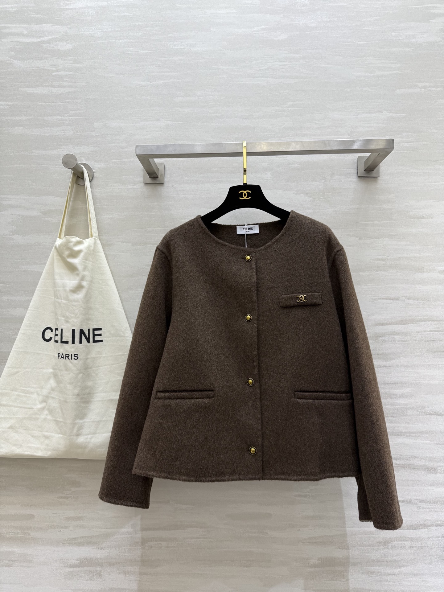 NO:534462,#Celin autumn and winter new Arc de Triomphe gold buckle wool cashmere jacket 90 Australian wool 10 cashmere college style small round neck double pockets loose style upper body casual and fashionable imported fabric texture thick and soft high quality customization spot first-time sizeS/M/L (S size shoulder width 56, bust 98, sleeve length 58, 40, celine, jackets & coats, alexander wang19860909#Celin秋冬新款 凯旋门金扣 羊毛羊绒外套90澳毛10羊绒 学院风小圆领 双口袋 宽松版型上身随性又时髦 进口面料质感厚实柔软 高品质定制 现货首发sizeS/M/L（S码肩宽56,胸围98,袖长58,衣长40,,celine,jackets & coats,alexander wang,Women's clothing