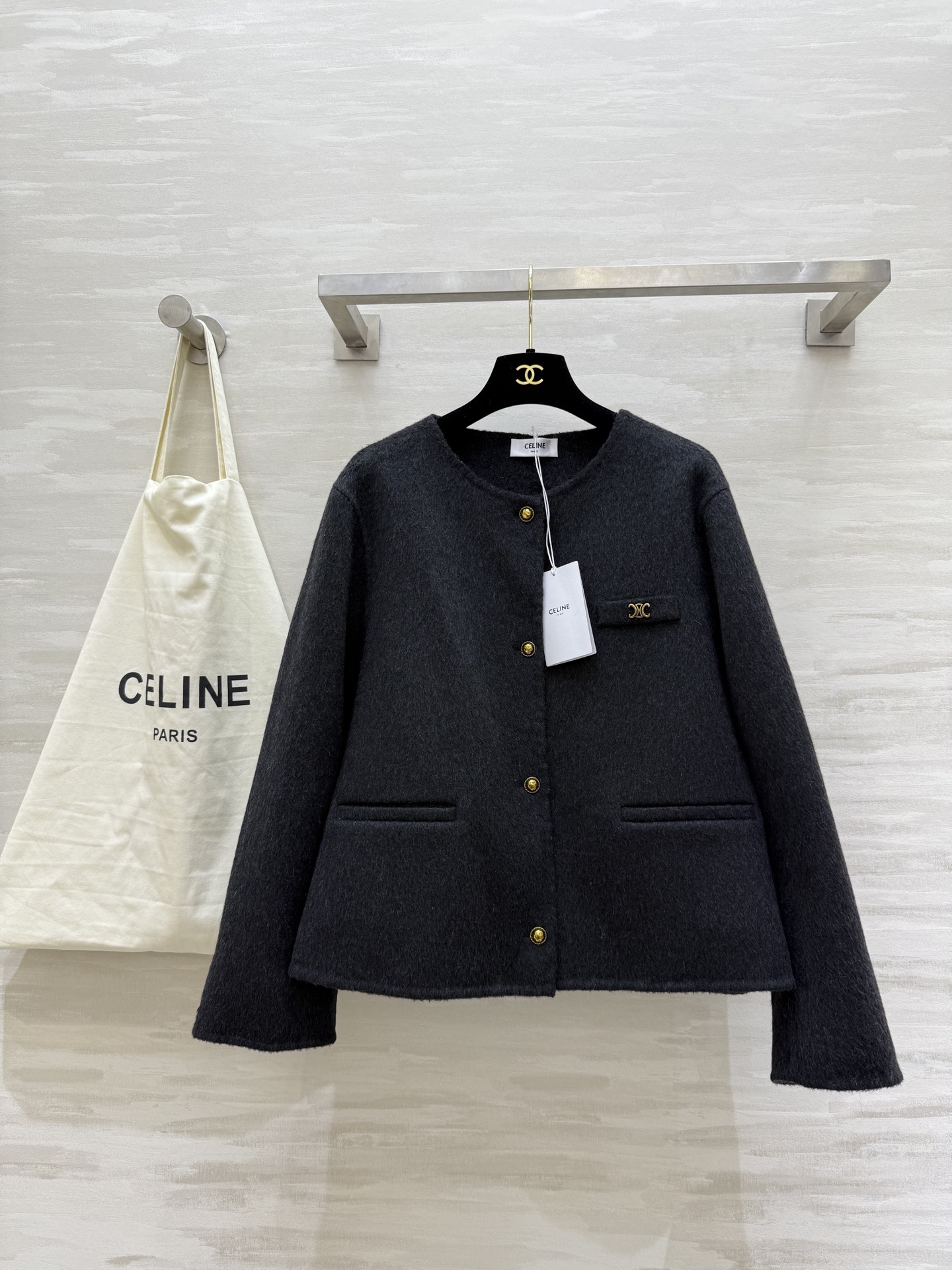 NO:534466,#Celin autumn and winter new Arc de Triomphe gold buckle wool cashmere jacket 90 Australian wool 10 cashmere college style small round neck double pockets loose style upper body casual and fashionable imported fabric texture thick and soft high quality customization spot first-time sizeS/M/L (S size shoulder width 56, bust 98, sleeve length 58, 40, celine, jackets & coats, alexander wang19860909#Celin秋冬新款 凯旋门金扣 羊毛羊绒外套90澳毛10羊绒 学院风小圆领 双口袋 宽松版型上身随性又时髦 进口面料质感厚实柔软 高品质定制 现货首发sizeS/M/L（S码肩宽56,胸围98,袖长58,衣长40,,celine,jackets & coats,alexander wang,Women's clothing