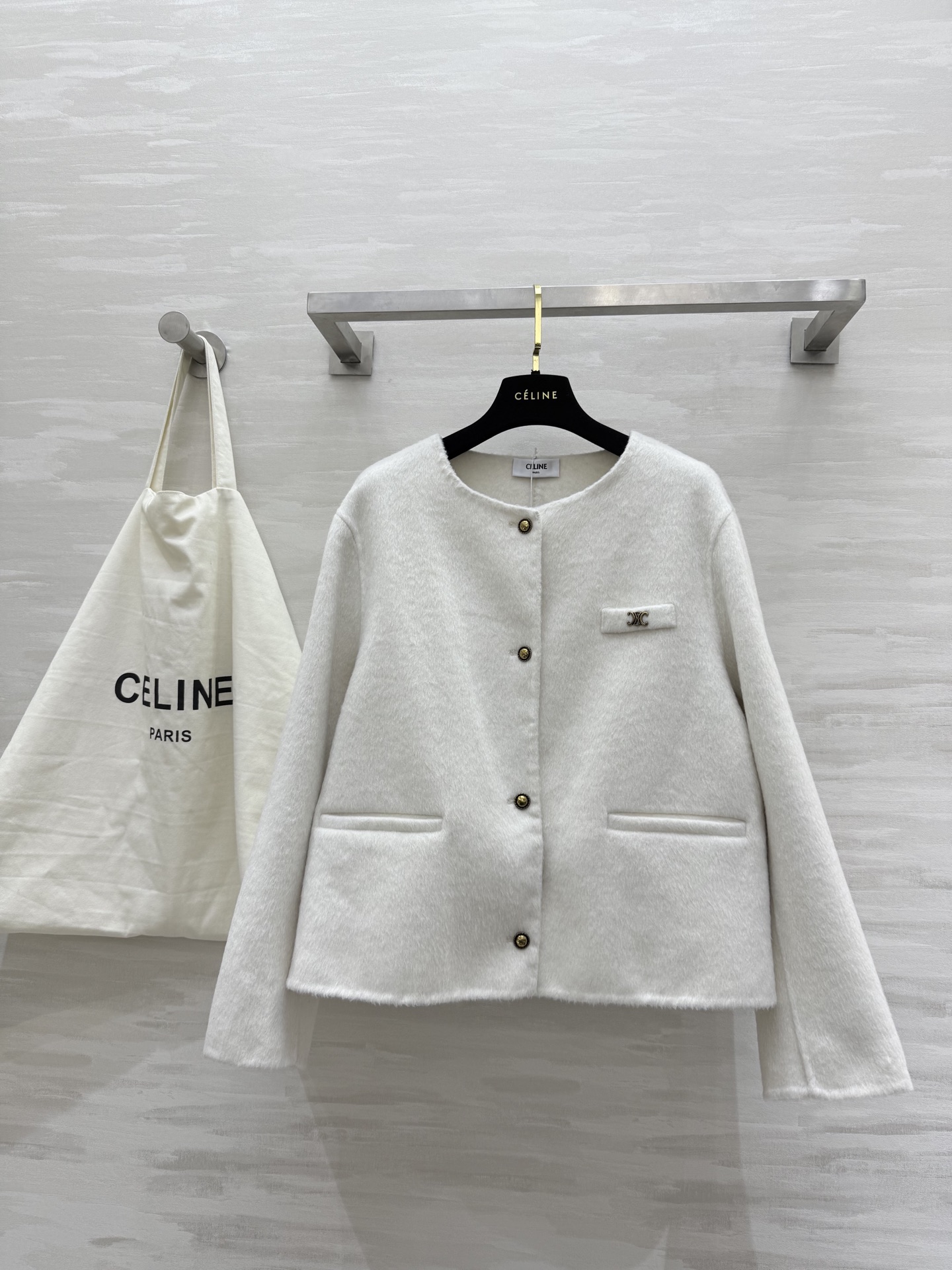 NO:534470,#Celin autumn and winter new Arc de Triomphe gold buckle wool cashmere jacket 90 Australian wool 10 cashmere college style small round neck double pockets loose style upper body casual and fashionable imported fabric texture thick and soft high quality customization spot first-time sizeS/M/L (S size shoulder width 56, bust 98, sleeve length 58, 40, celine, jackets & coats, alexander wang19860909#Celin秋冬新款 凯旋门金扣 羊毛羊绒外套90澳毛10羊绒 学院风小圆领 双口袋 宽松版型上身随性又时髦 进口面料质感厚实柔软 高品质定制 现货首发sizeS/M/L（S码肩宽56,胸围98,袖长58,衣长40,,celine,jackets & coats,alexander wang,Women's clothing