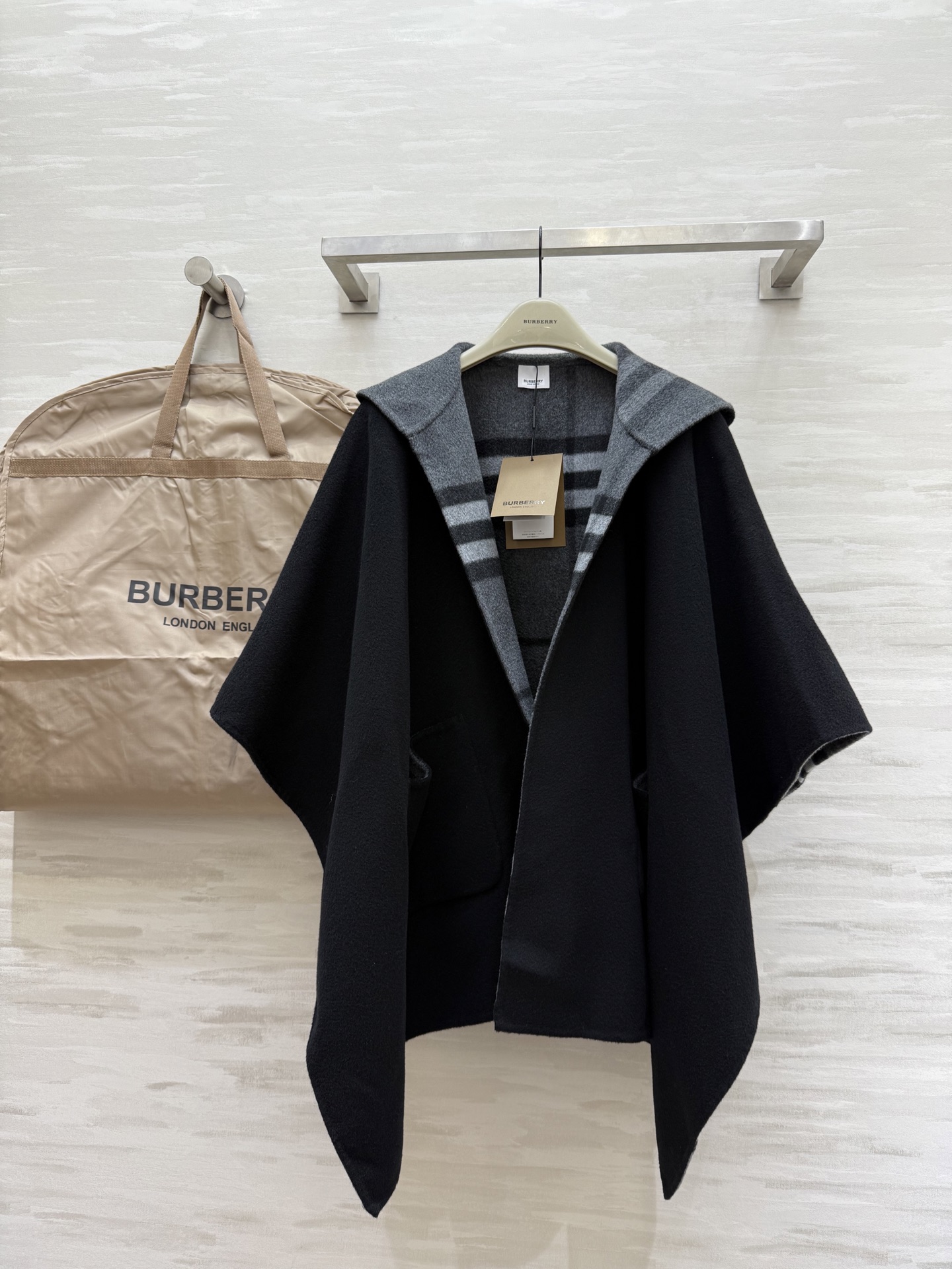 NO:534455,With dust bag #Burberr new autumn and winter cape coat, customized wool water corrugated fabric, the texture is simply too good, you can wear both sides of the front and back, and the drape feel is invincible!  The feeling of relaxation is all over the place!  Full body is hand-sewn!  High quality customization Spot size36/38/40, Burberry, alexander wang19860909配防尘袋#Burberr秋冬新款斗篷式大衣 定制绵羊毛水波纹面料 质感简直不要太好 正反两面穿都可以 垂坠感无敌了！松弛感一整个爱住！ 全身纯手工缝制！高品质定制 现货来size36/38/40,,burberry,alexander wang,Women's clothing