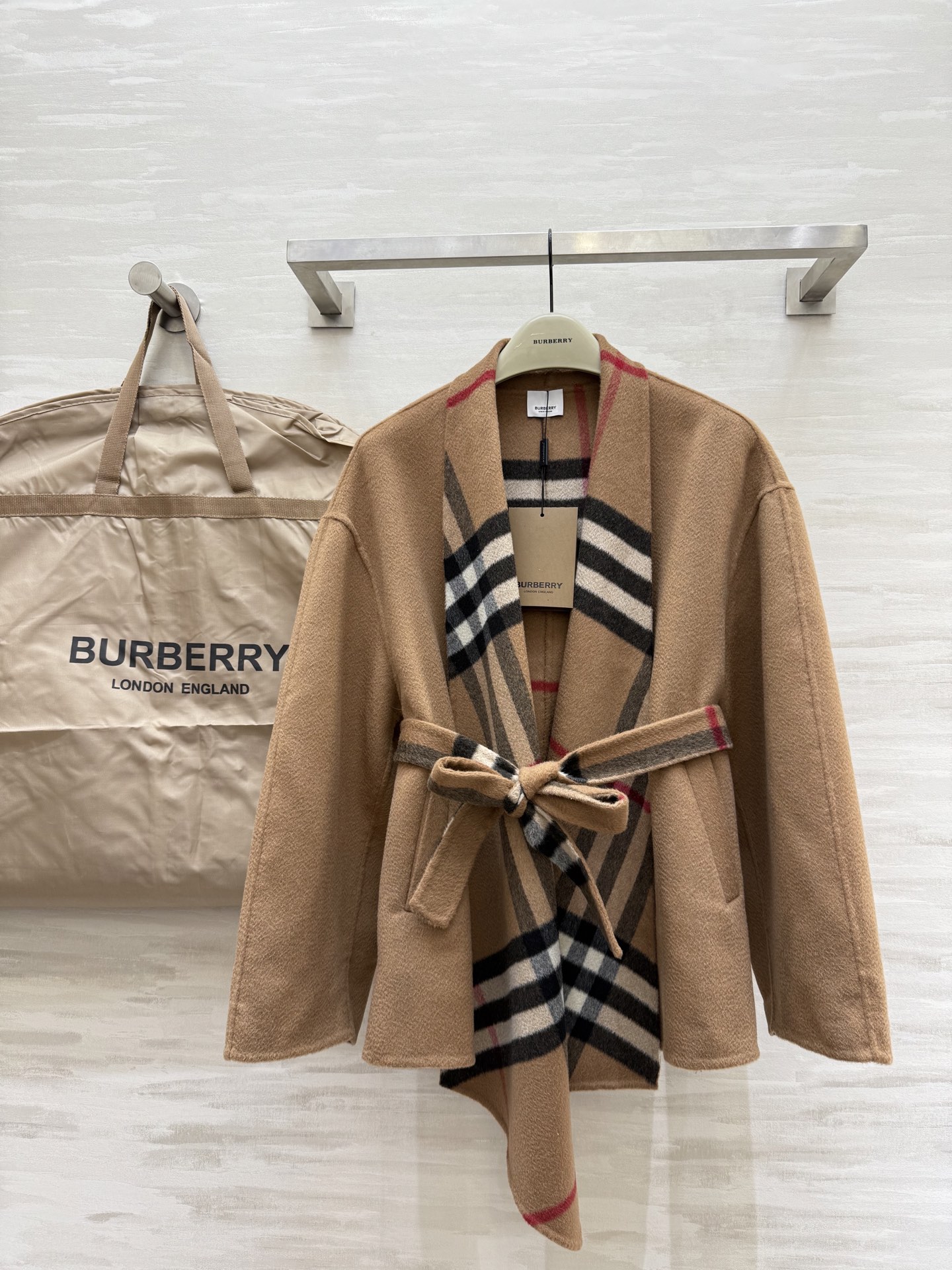 NO:534459,With dust bag #Burberr new strap coat with autumn and winter, customized wool water corrugated fabric, the texture is simply too good, you can wear both sides of the front and back, and the drape feel is invincible!  The feeling of relaxation is all over the place!  Full body is hand-sewn!  High quality customization Spot size36/38/40, Burberry, alexander wang19860909配防尘袋#Burberr秋冬新款绑带大衣 定制绵羊毛水波纹面料 质感简直不要太好 正反两面穿都可以 垂坠感无敌了！松弛感一整个爱住！全身纯手工缝制！高品质定制 现货来size36/38/40,,burberry,alexander wang,Women's clothing