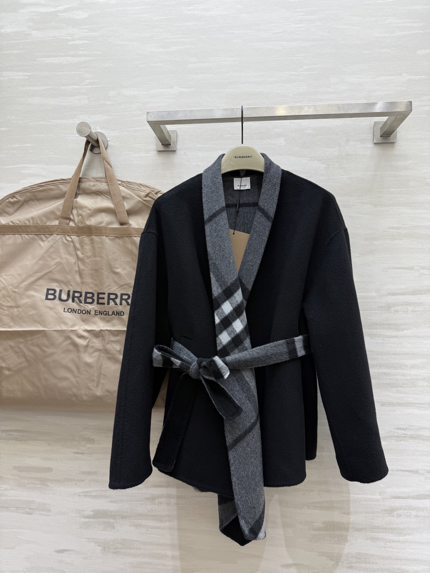 NO:534463,With dust bag #Burberr new strap coat with autumn and winter, customized wool water corrugated fabric, the texture is simply too good, you can wear both sides of the front and back, and the drape feel is invincible!  The feeling of relaxation is all over the place!  Full body is hand-sewn!  High quality customization Spot size36/38/40, Burberry, alexander wang19860909配防尘袋#Burberr秋冬新款绑带大衣 定制绵羊毛水波纹面料 质感简直不要太好 正反两面穿都可以 垂坠感无敌了！松弛感一整个爱住！全身纯手工缝制！高品质定制 现货来size36/38/40,,burberry,alexander wang,Women's clothing