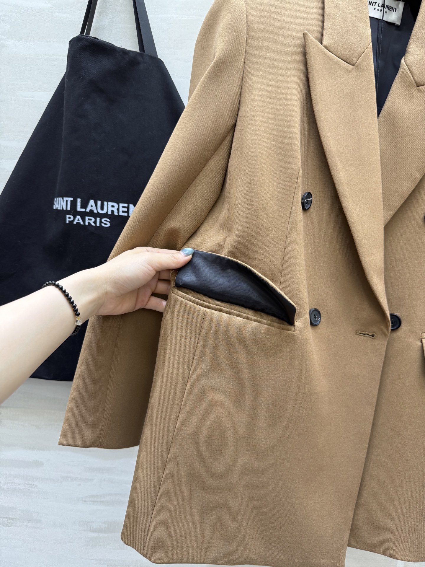 #ysl²⁵秋冬新款 宽肩廓形版西服外套 自信与性感的神秘融合 打造力量与温柔的女性气质 高品质定制 现