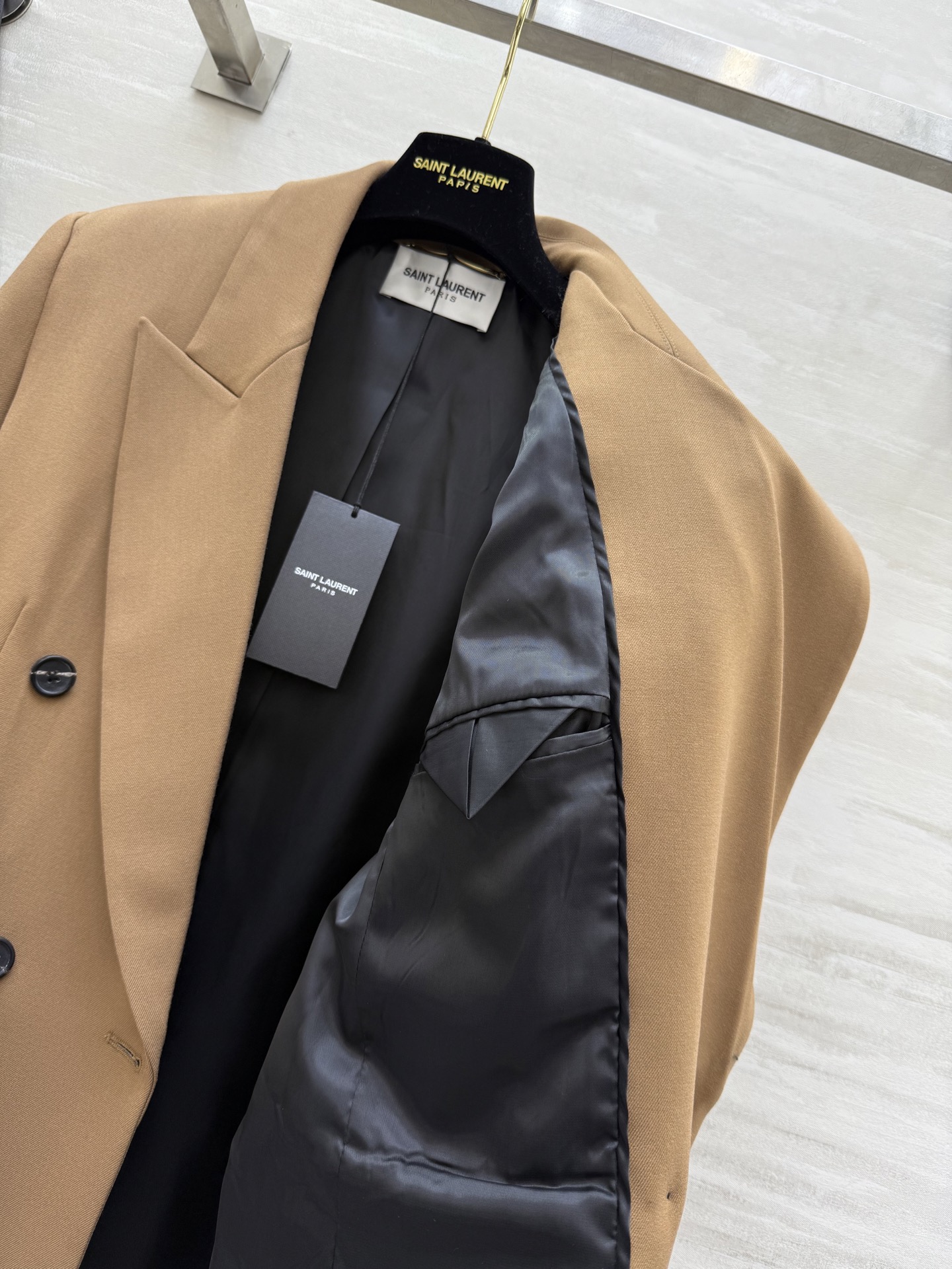 #ysl²⁵秋冬新款 宽肩廓形版西服外套 自信与性感的神秘融合 打造力量与温柔的女性气质 高品质定制 现