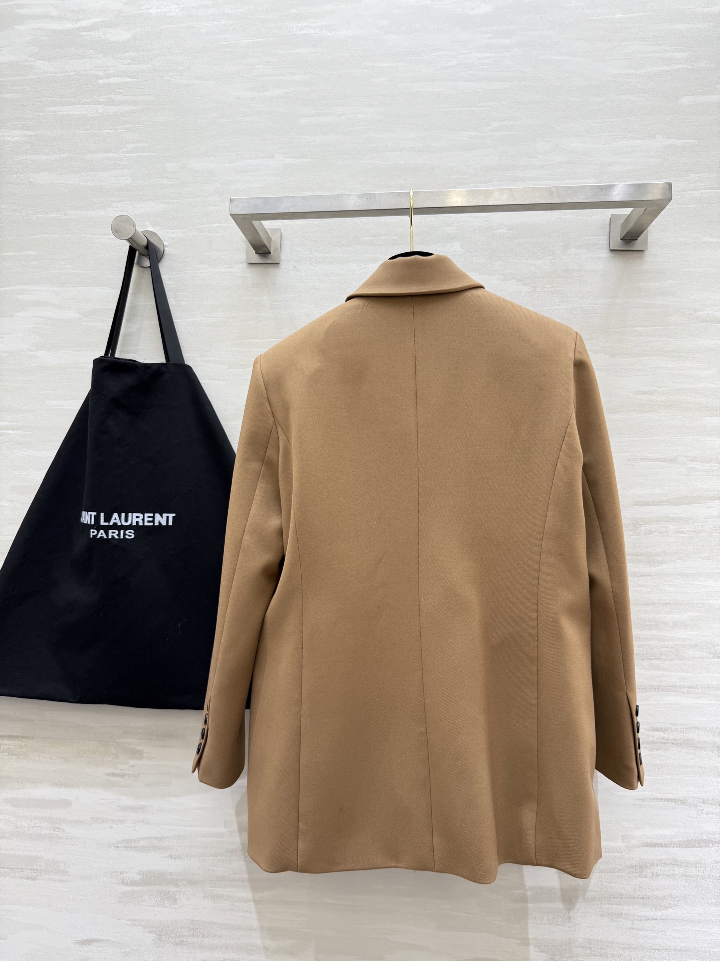 #ysl²⁵秋冬新款 宽肩廓形版西服外套 自信与性感的神秘融合 打造力量与温柔的女性气质 高品质定制 现