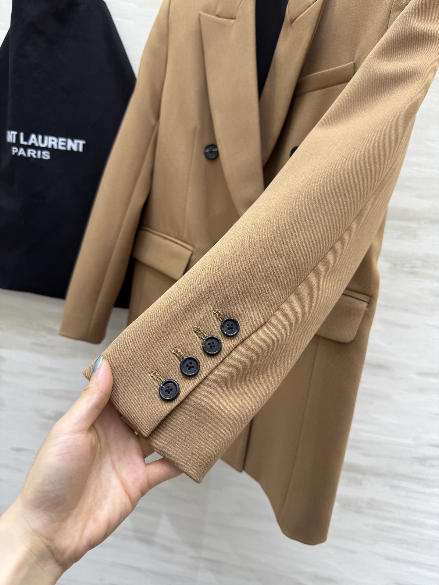 #ysl²⁵秋冬新款 宽肩廓形版西服外套 自信与性感的神秘融合 打造力量与温柔的女性气质 高品质定制 现