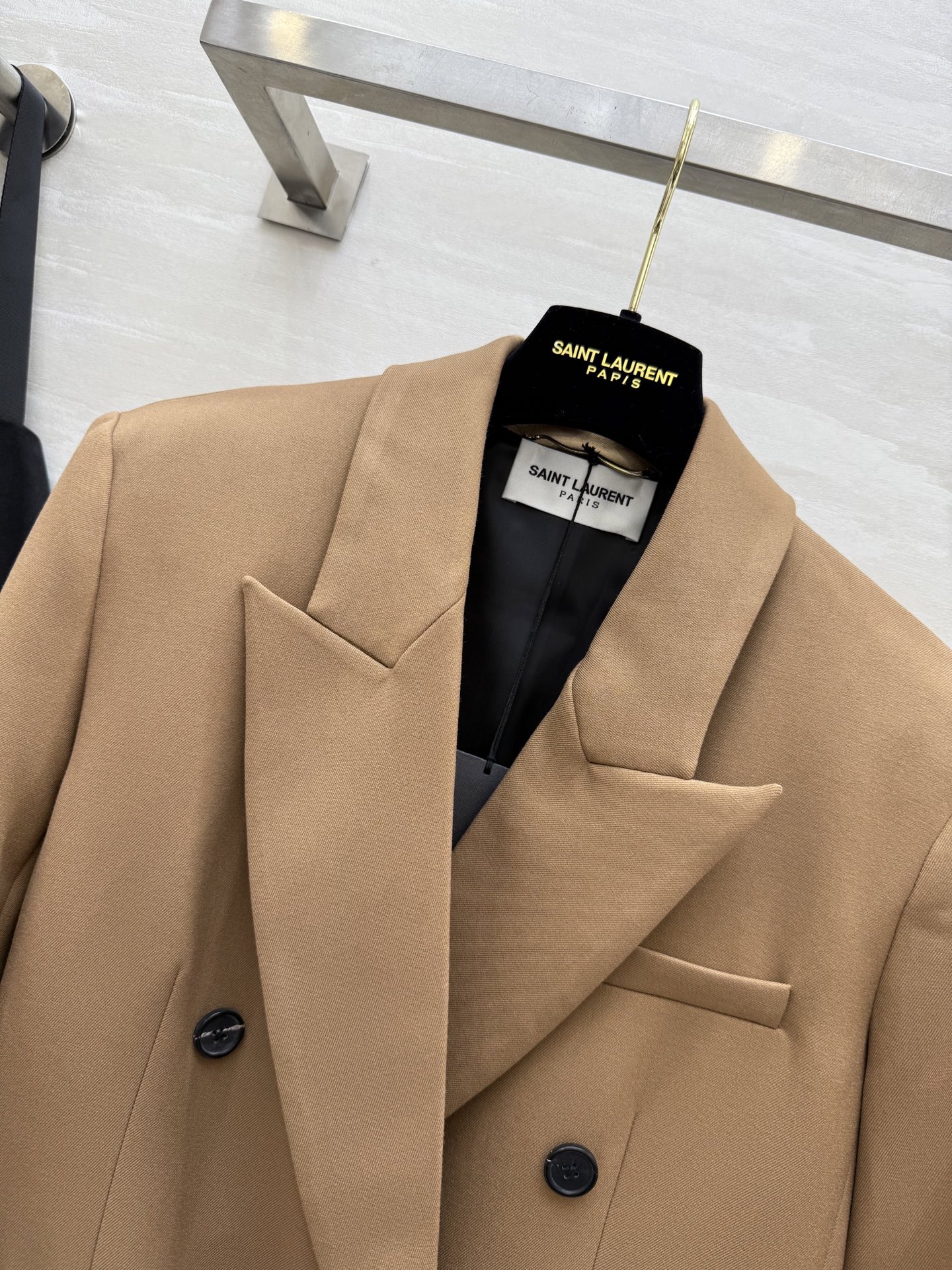 #ysl²⁵秋冬新款 宽肩廓形版西服外套 自信与性感的神秘融合 打造力量与温柔的女性气质 高品质定制 现