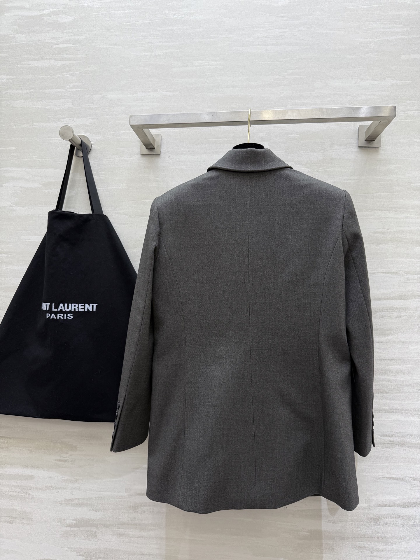 #ysl²⁵秋冬新款 宽肩廓形版西服外套 自信与性感的神秘融合 打造力量与温柔的女性气质 高品质定制 现