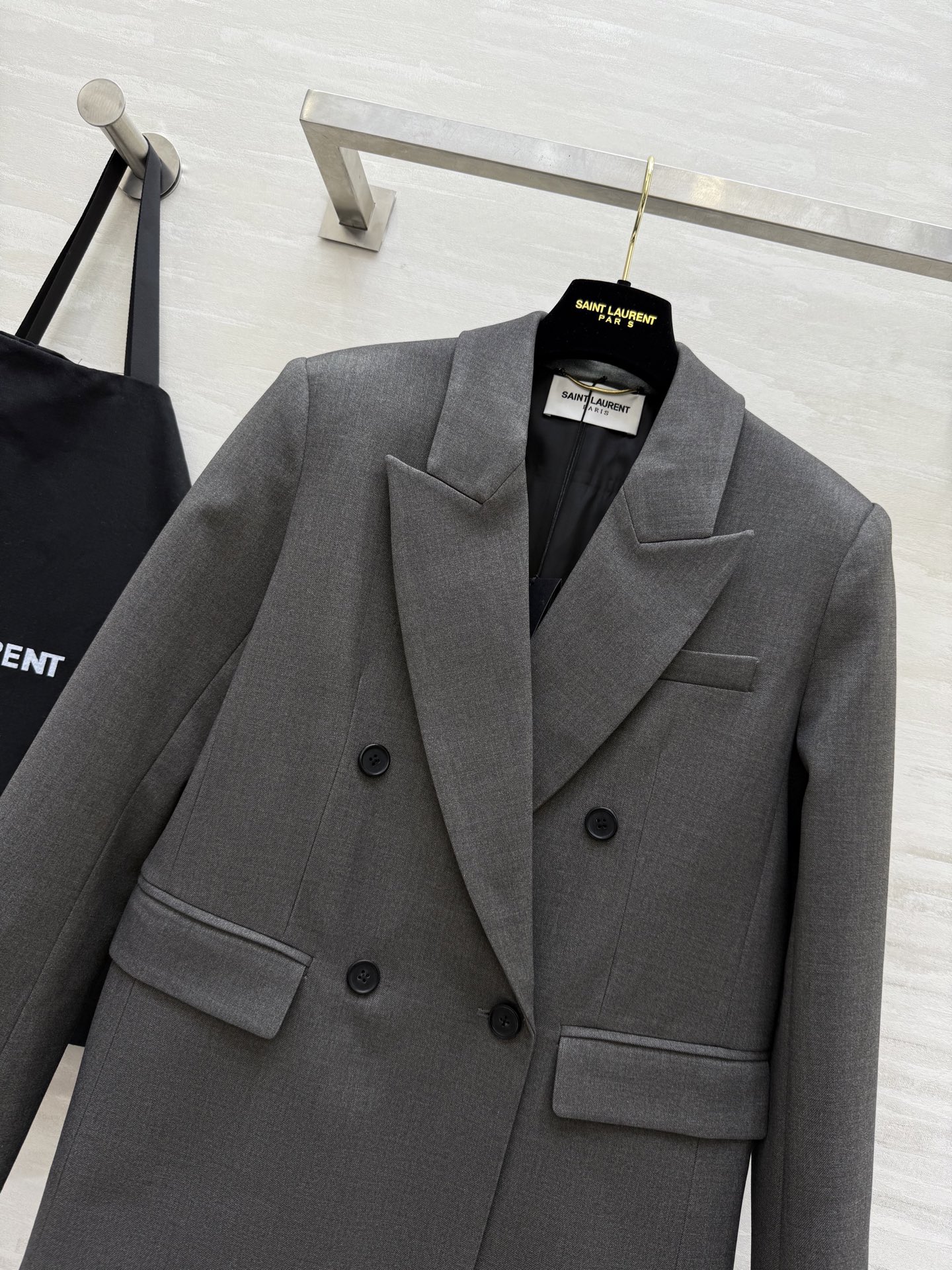 #ysl²⁵秋冬新款 宽肩廓形版西服外套 自信与性感的神秘融合 打造力量与温柔的女性气质 高品质定制 现