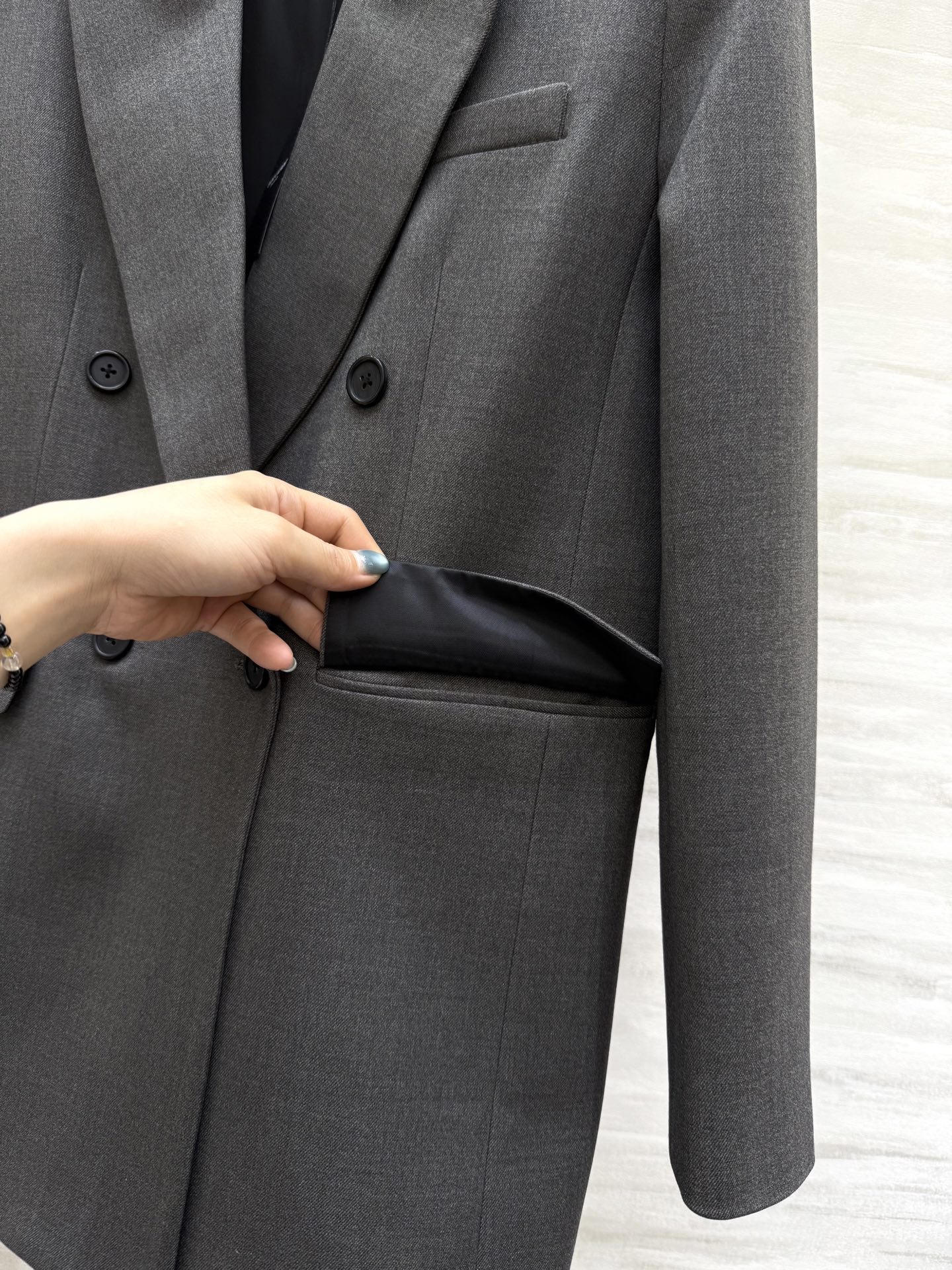 #ysl²⁵秋冬新款 宽肩廓形版西服外套 自信与性感的神秘融合 打造力量与温柔的女性气质 高品质定制 现