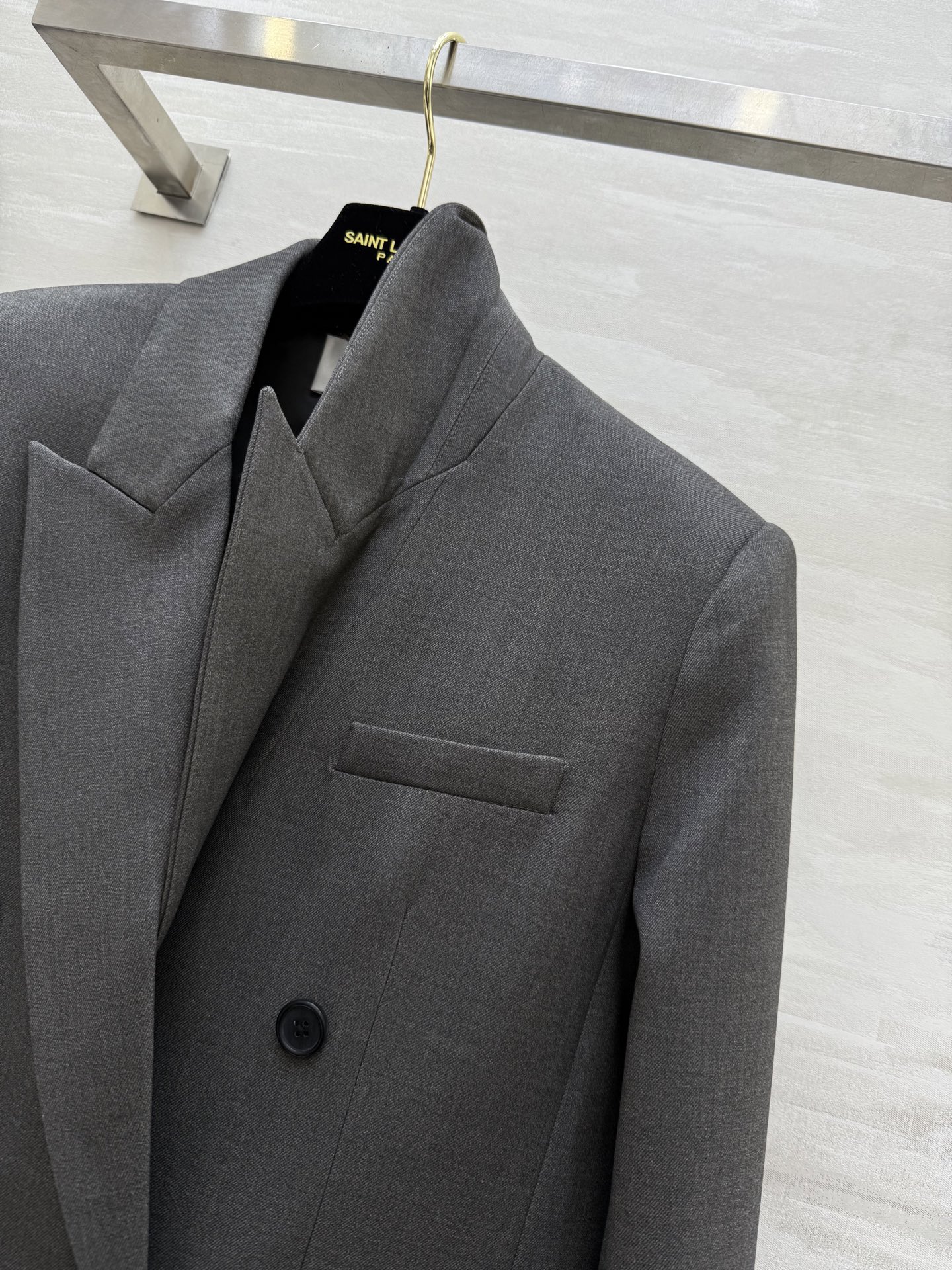 #ysl²⁵秋冬新款 宽肩廓形版西服外套 自信与性感的神秘融合 打造力量与温柔的女性气质 高品质定制 现