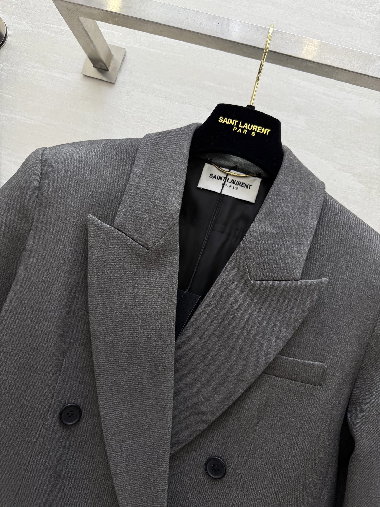 #ysl²⁵秋冬新款 宽肩廓形版西服外套 自信与性感的神秘融合 打造力量与温柔的女性气质 高品质定制 现