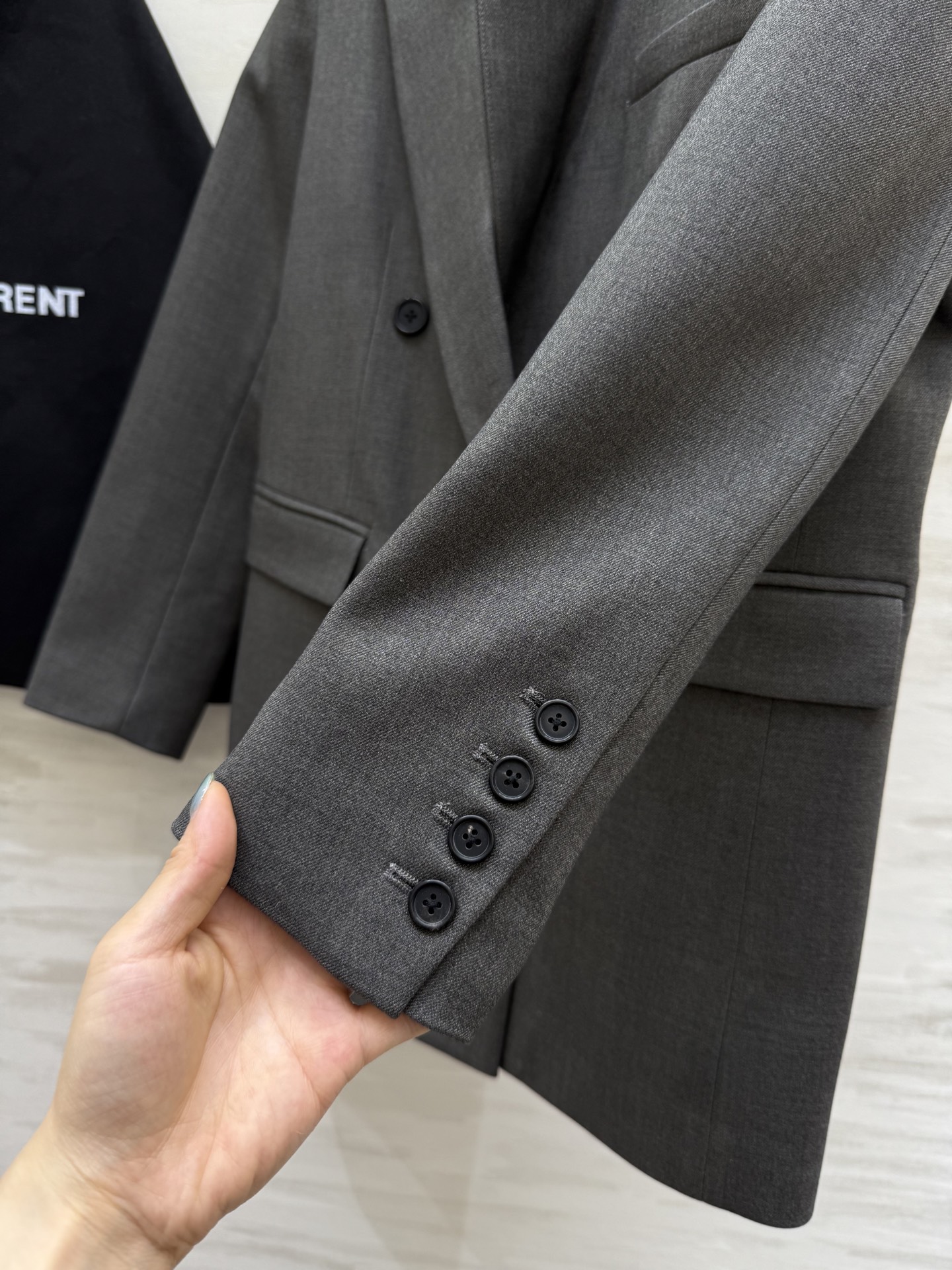 #ysl²⁵秋冬新款 宽肩廓形版西服外套 自信与性感的神秘融合 打造力量与温柔的女性气质 高品质定制 现