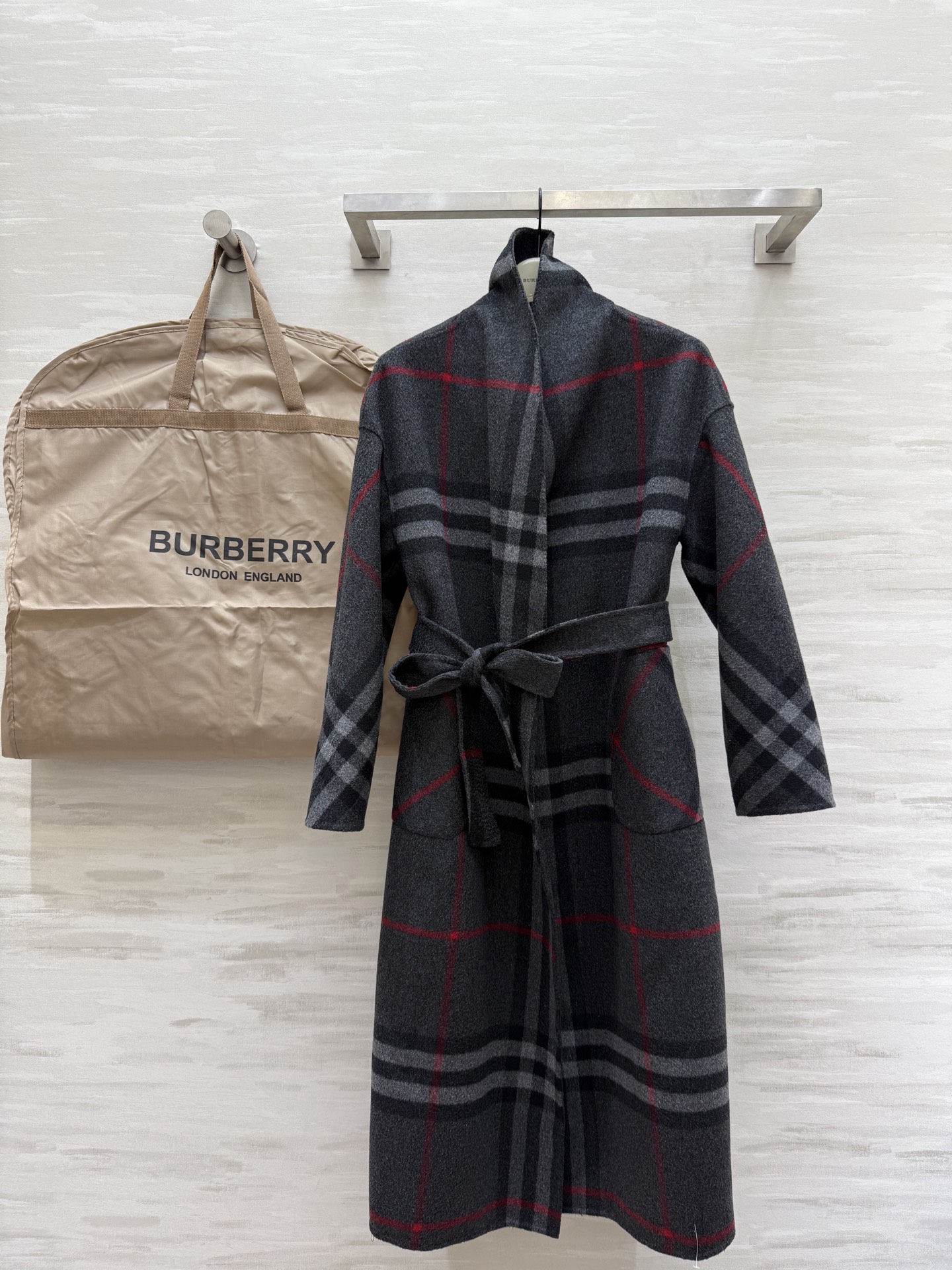 NO:535197,With dust bag #Burberr new strap long coat with autumn and winter, customized wool water-corrugated fabric, the texture is simply too good, and the drape feels invincible!  The feeling of relaxation is all over the place!  Full body is hand-sewn!  High quality customization Spot size36/38/40, Burberry, alexander wang19860909配防尘袋#Burberr秋冬新款绑带长款大衣 定制绵羊毛水波纹面料 质感简直不要太好 垂坠感无敌了！松弛感一整个爱住！全身纯手工缝制！高品质定制 现货来size36/38/40,,burberry,alexander wang,Women's clothing