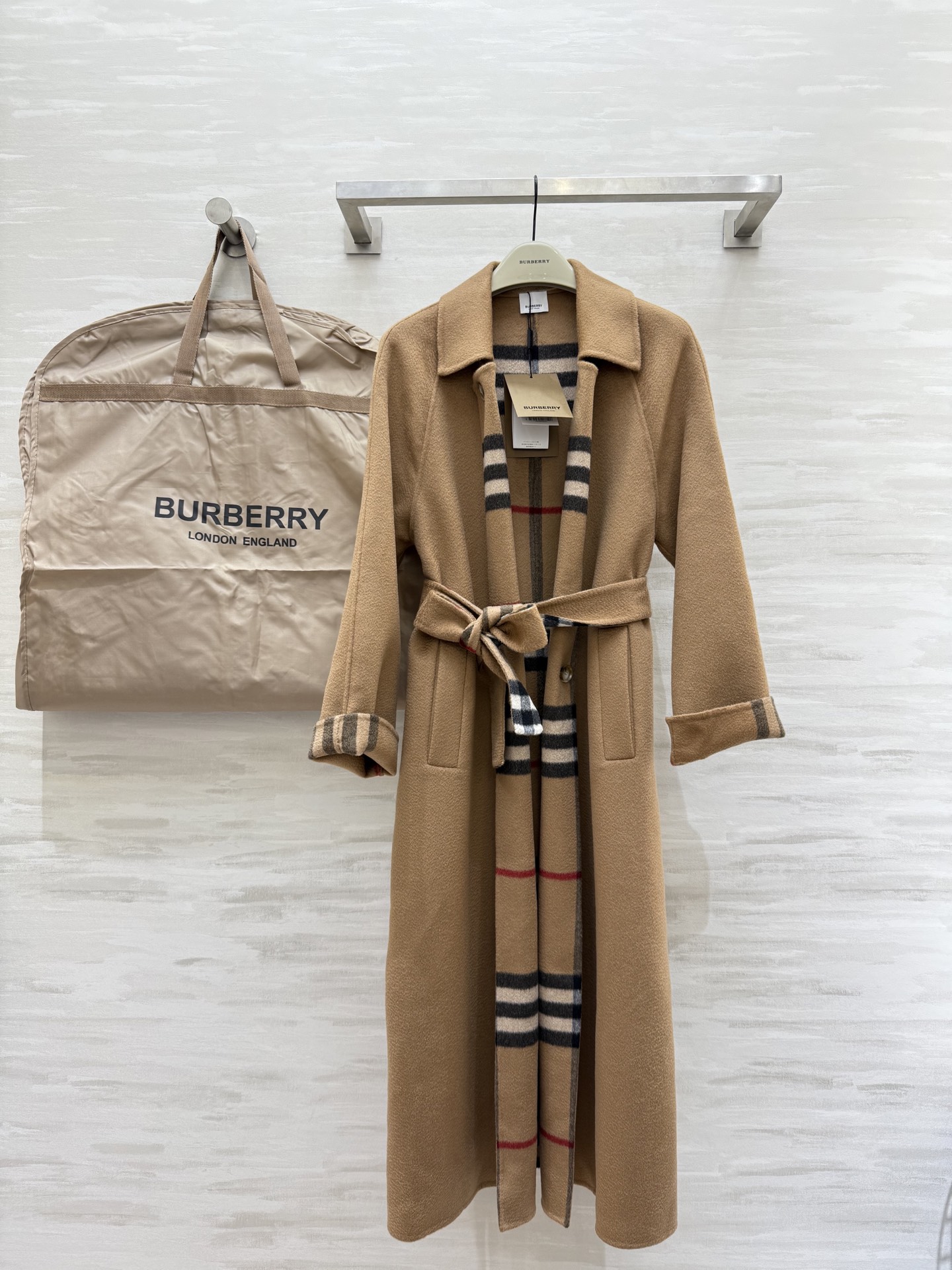 NO:535202,With dust bag #Burberr new strap long coat with autumn and winter, customized wool water-corrugated fabric, the texture is simply too good, and the drape feels invincible!  The feeling of relaxation is all over the place!  Full body is hand-sewn!  High quality customization Spot size36/38/40, Burberry, alexander wang19860909配防尘袋#Burberr秋冬新款绑带长款大衣 定制绵羊毛水波纹面料 质感简直不要太好 垂坠感无敌了！松弛感一整个爱住！全身纯手工缝制！高品质定制 现货来size36/38/40,,burberry,alexander wang,Women's clothing