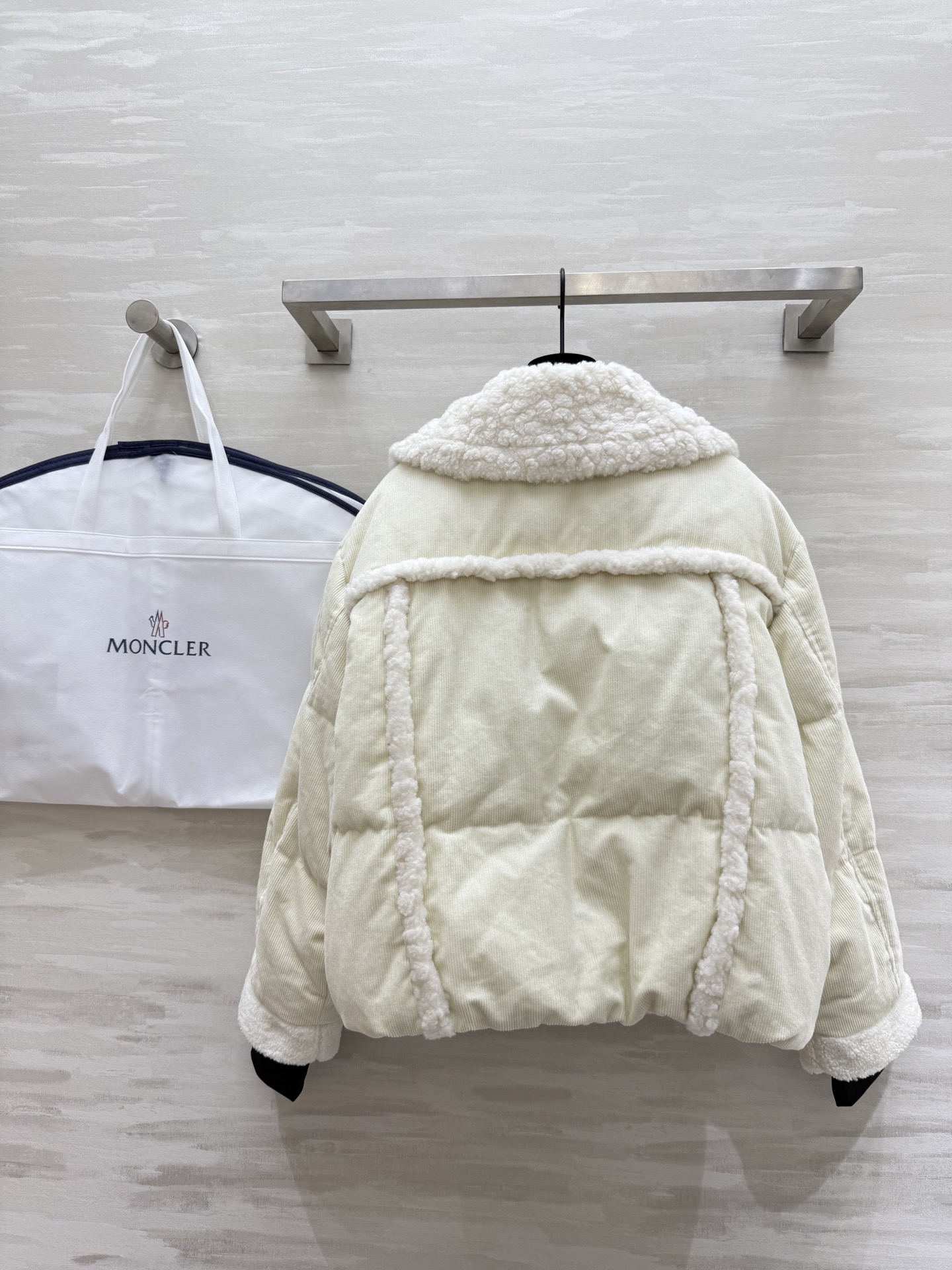 #Moncle♡²⁵秋冬Grenoble 灯芯绒羽绒服 环保羊羔毛质地 内里填充90白鸭绒保暖舒适 高品