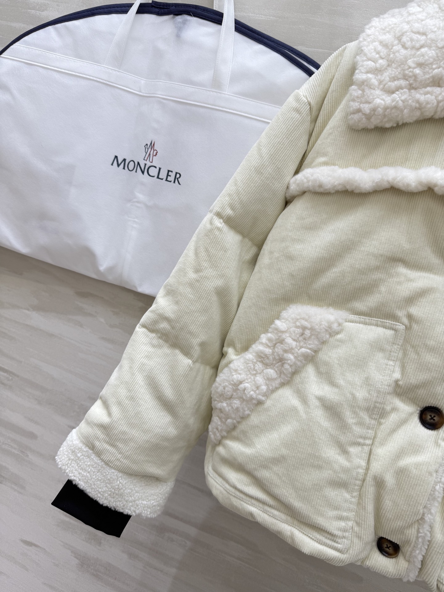#Moncle♡²⁵秋冬Grenoble 灯芯绒羽绒服 环保羊羔毛质地 内里填充90白鸭绒保暖舒适 高品