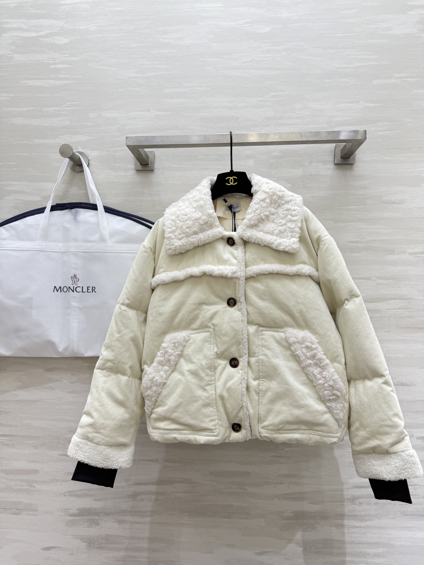 #Moncle♡²⁵秋冬Grenoble 灯芯绒羽绒服 环保羊羔毛质地 内里填充90白鸭绒保暖舒适 高品