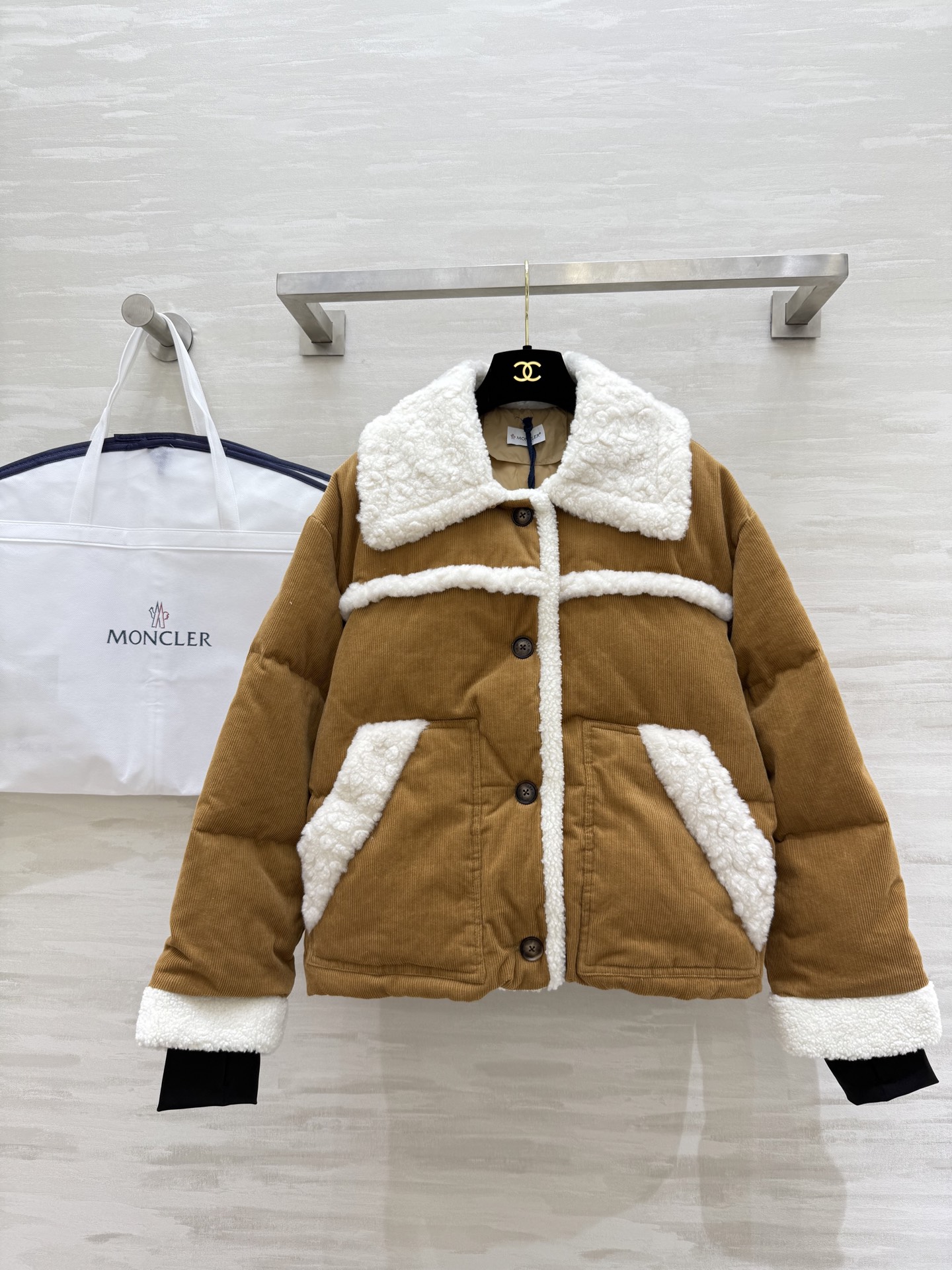 #Moncle♡²⁵秋冬Grenoble 灯芯绒羽绒服 环保羊羔毛质地 内里填充90白鸭绒保暖舒适 高品