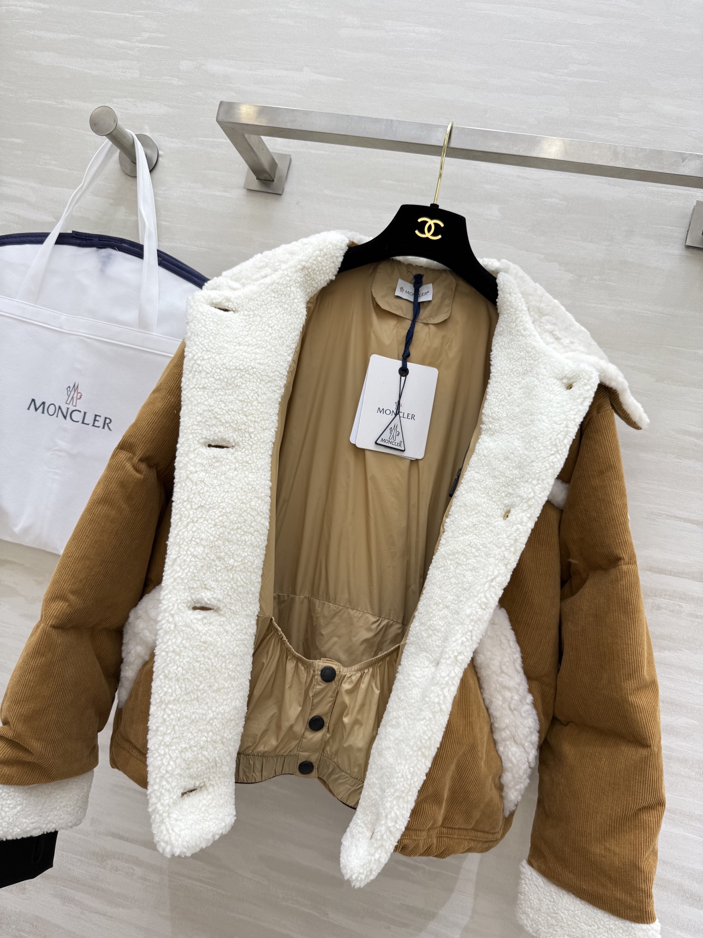 #Moncle♡²⁵秋冬Grenoble 灯芯绒羽绒服 环保羊羔毛质地 内里填充90白鸭绒保暖舒适 高品