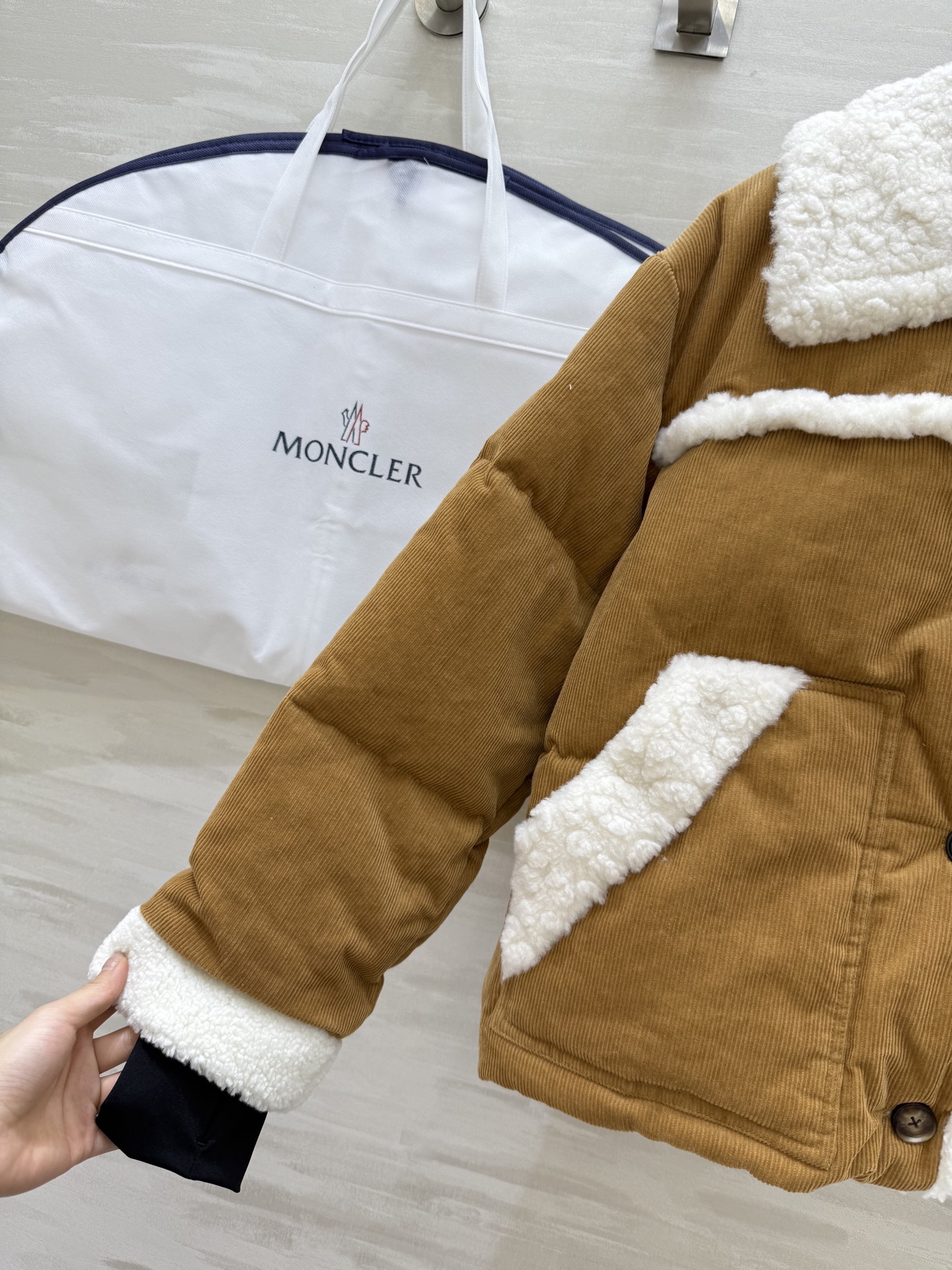 #Moncle♡²⁵秋冬Grenoble 灯芯绒羽绒服 环保羊羔毛质地 内里填充90白鸭绒保暖舒适 高品