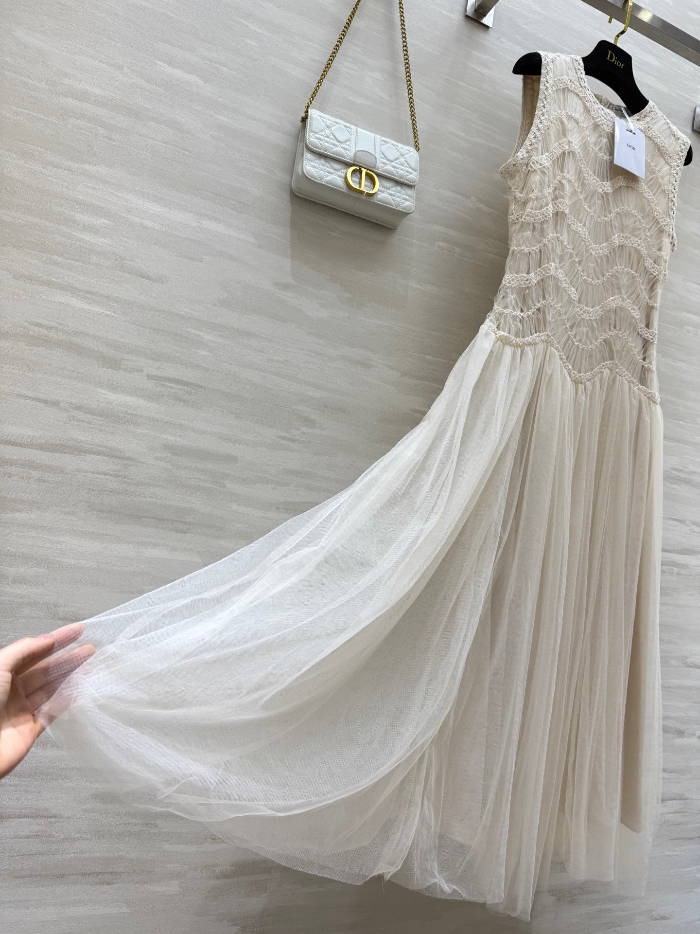 #DIO♡²⁵新款连衣裙 上身超美！温柔白月光 简直是温柔系天花板！米白色衬肤色敲显气质 蕾丝花纹近看超
