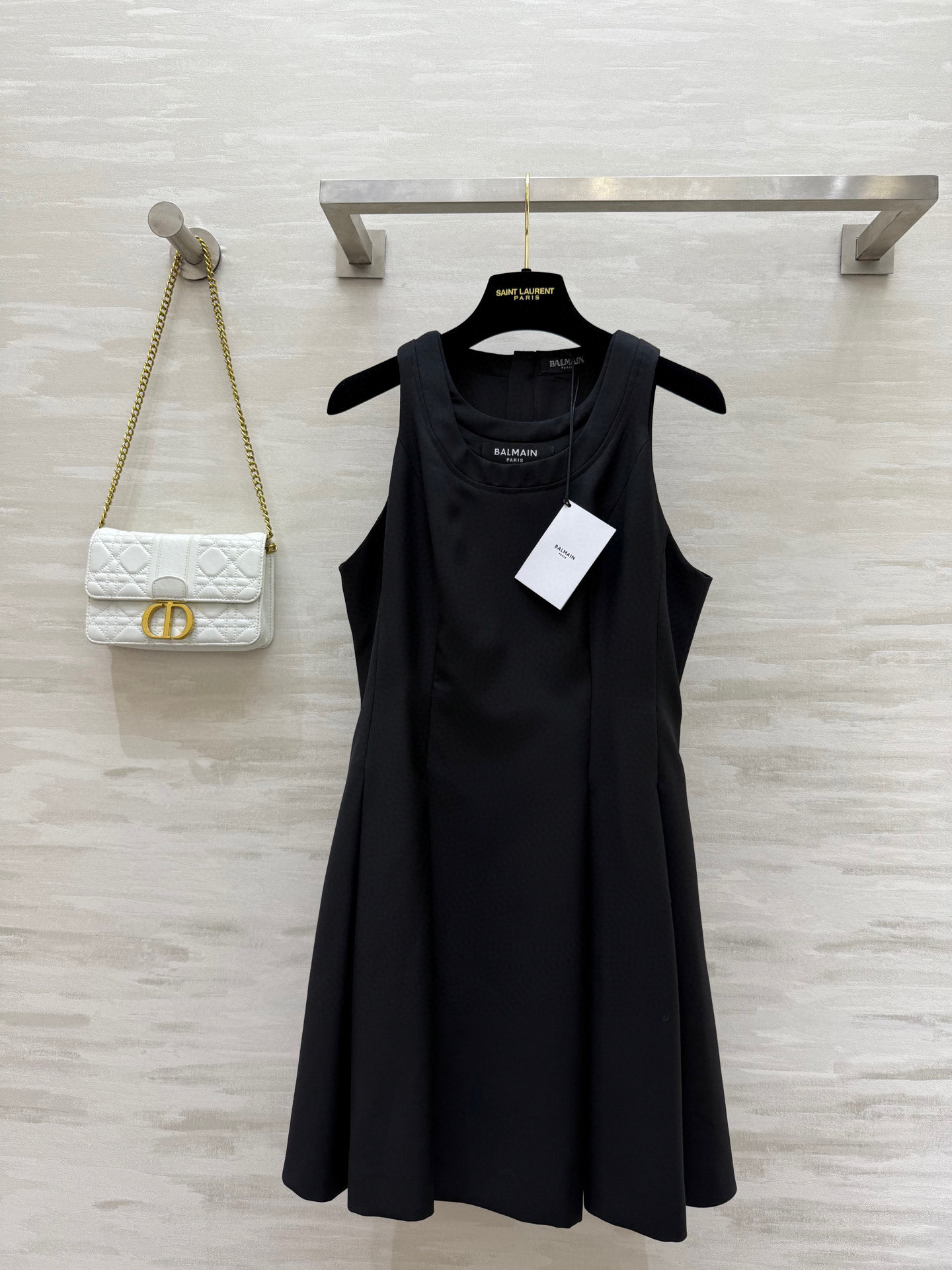 NO:535240,#Balmaiss new product strongly recommended Sweetheart leader Wang Xinling same style, logo decorative sleeveless dress, a skirt that looks fashionable and refuses to be matched. The fake two-piece neckline design is very distinctive. The badge decoration details are fashionable. The style is special enough. Three-dimensional waist-hugging style design. The upper body is A and cool. High-quality customization. Spot sizeS/M/L/XL (M size bust 90, waist 76, skirt length 83, balmain, skirts, alexander wang19860909#Balmaiss新品 强烈推荐 甜心教主王心凌同款 徽标装饰无袖连衣裙 很显时髦感又拒绝撞款的一款裙子 假两件领口设计很有特色 徽章装饰细节时髦 版型足够特别 立体收腰版型设计 上身又A又飒 高品质定制 现货首发sizeS/M/L/XL（M码胸围90,腰围76,裙长83,,balmain,skirts,alexander wang,Women's clothing
