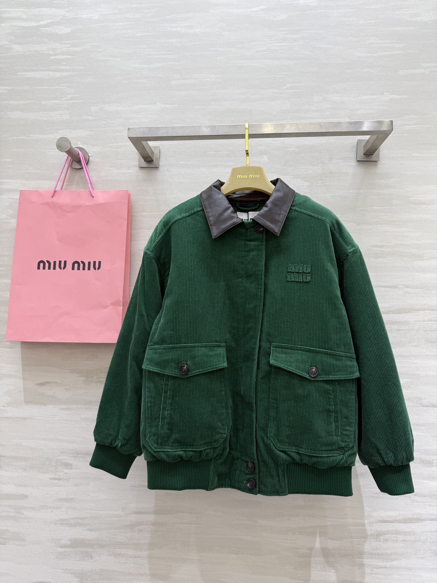 NO:535223,#Miumi autumn and winter new corduroy cotton jacket jacket inner clamp design warm and comfortable high quality SizeS/M/L (size s shoulder width 55, bust 114, length 64), miumiu, jackets & coats, jackets & coats, alexander wang19860909#Miumi秋冬新款 灯芯绒棉服夹克外套 内里夹棉设计保暖舒适 高品质 现货来sizeS/M/L（s码肩宽55,胸围114,衣长64）,,miumiu,jackets & coats,jackets & coats,alexander wang,Women's clothing