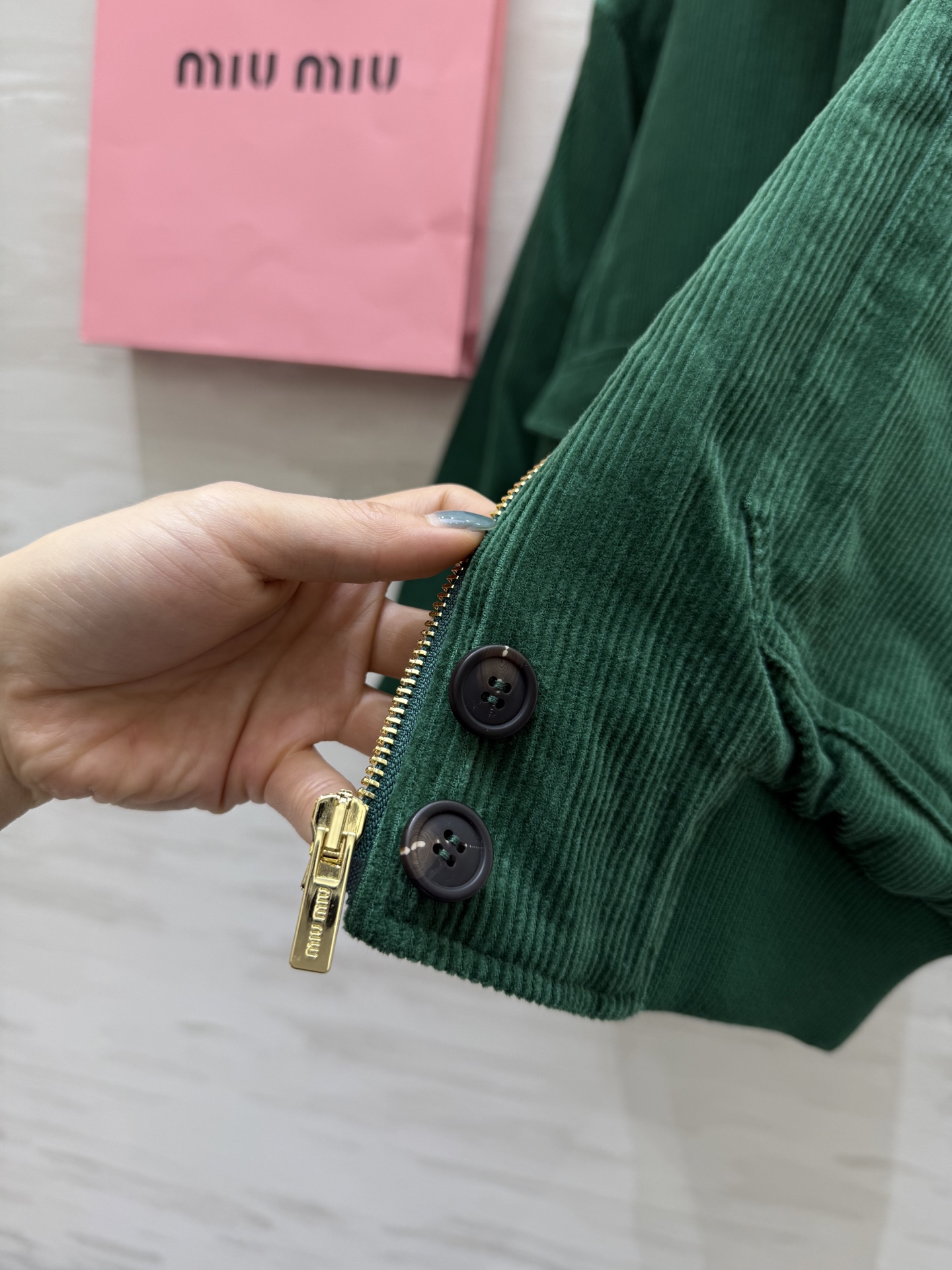 #Miumi♡²⁵秋冬新款 灯芯绒棉服夹克外套 内里夹棉设计保暖舒适 高品质 现货来size：S/M/L