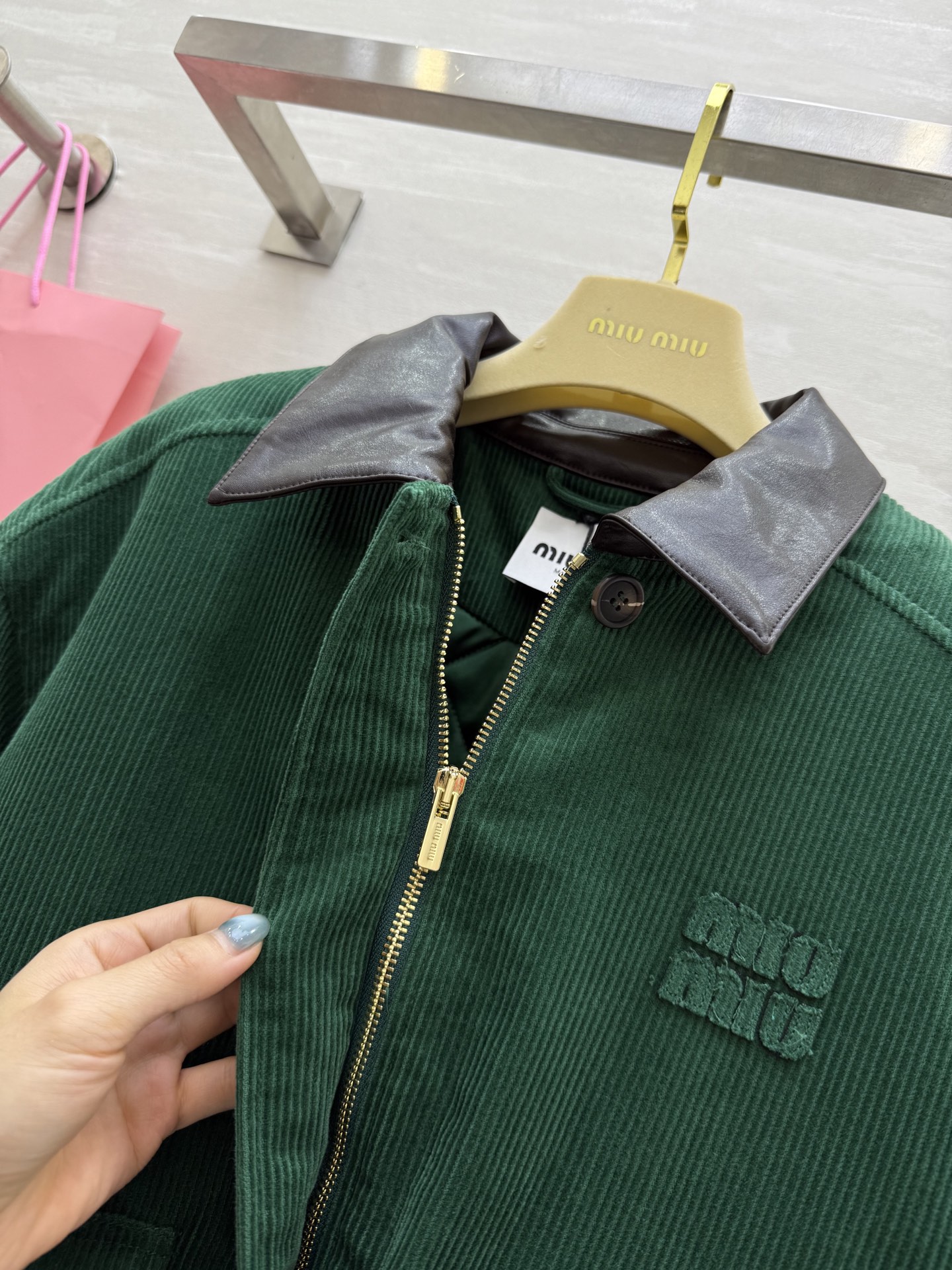 #Miumi♡²⁵秋冬新款 灯芯绒棉服夹克外套 内里夹棉设计保暖舒适 高品质 现货来size：S/M/L