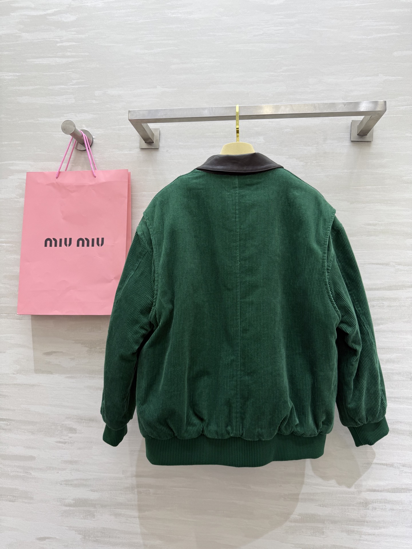 #Miumi♡²⁵秋冬新款 灯芯绒棉服夹克外套 内里夹棉设计保暖舒适 高品质 现货来size：S/M/L