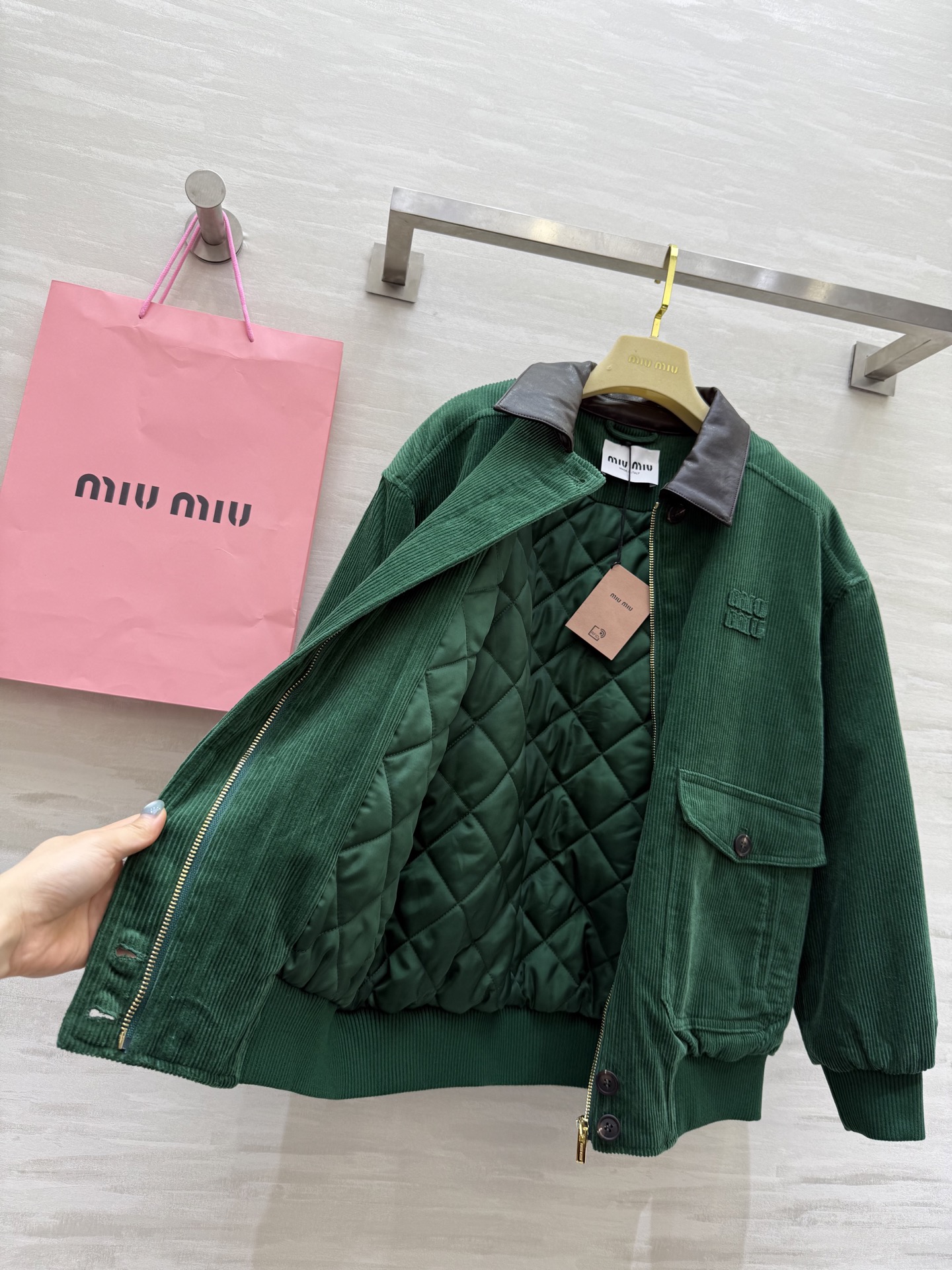 #Miumi♡²⁵秋冬新款 灯芯绒棉服夹克外套 内里夹棉设计保暖舒适 高品质 现货来size：S/M/L