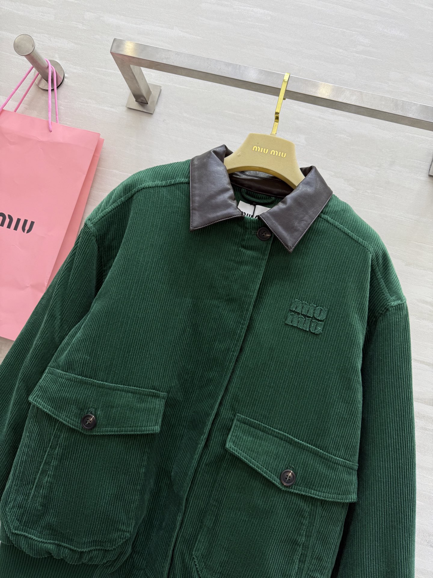 #Miumi♡²⁵秋冬新款 灯芯绒棉服夹克外套 内里夹棉设计保暖舒适 高品质 现货来size：S/M/L