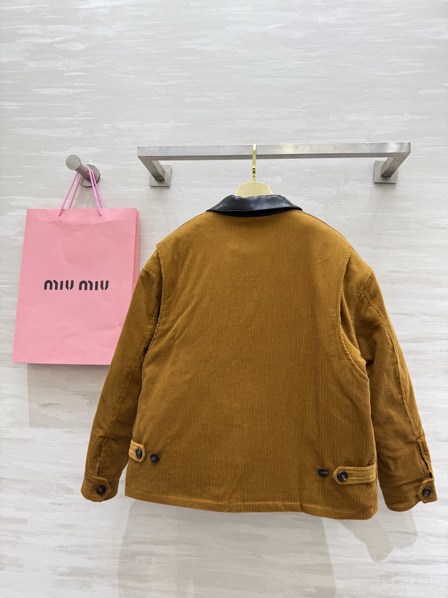 #Miumi♡²⁵秋冬新款 灯芯绒棉服夹克外套 内里夹棉设计保暖舒适 高品质 现货来size：S/M/L
